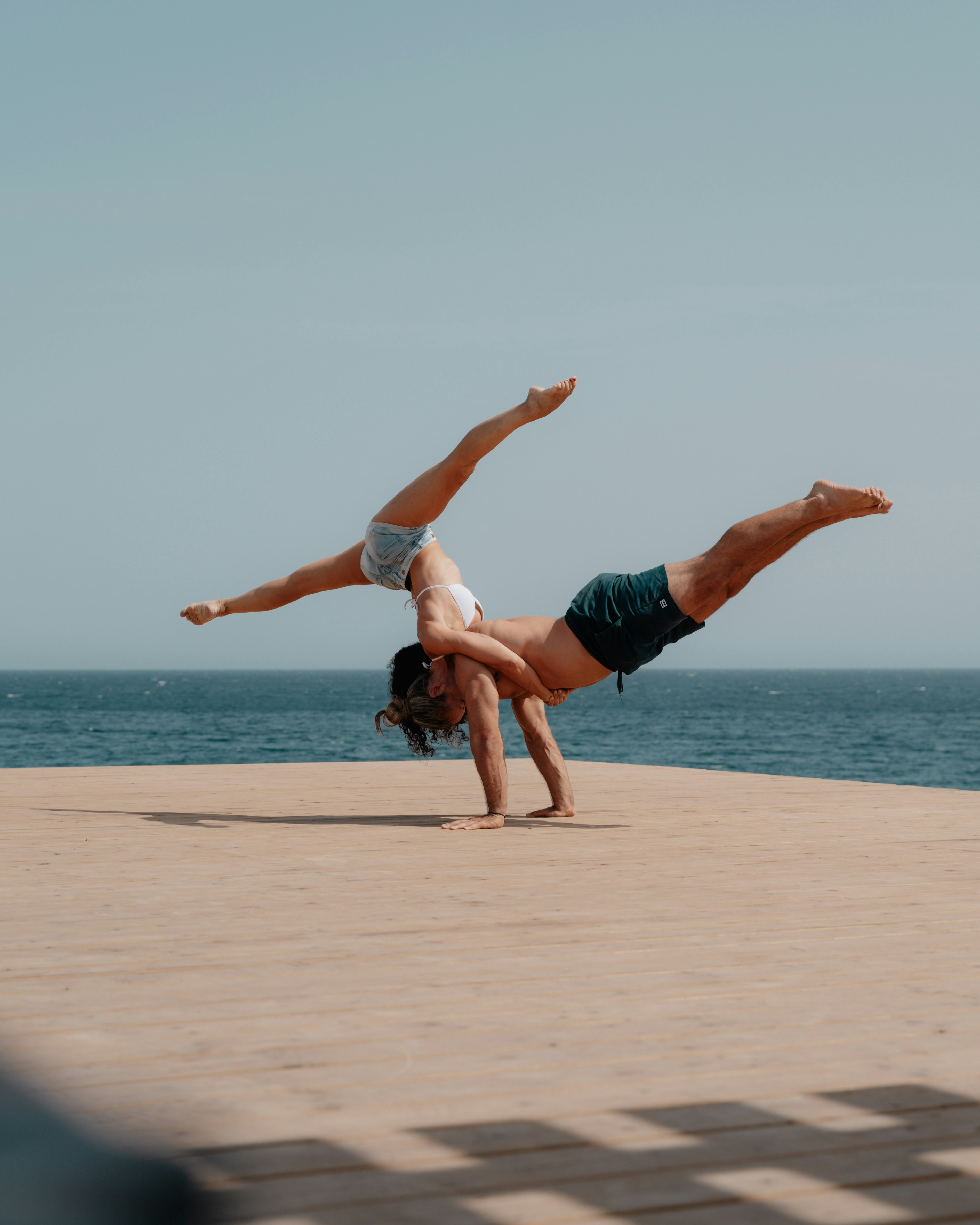 personas practicando acroyoga