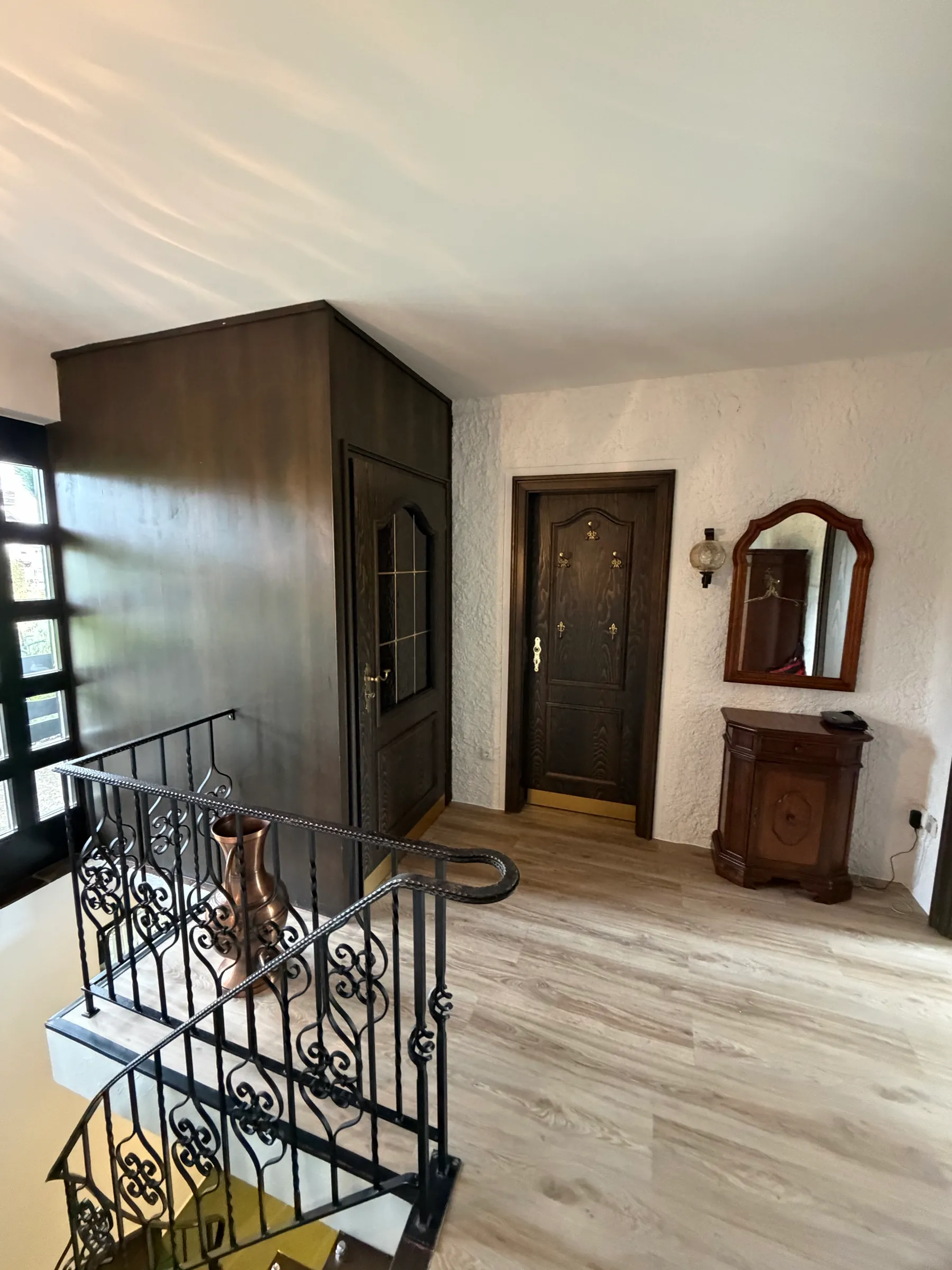 Flur im Obergeschoss mit Treppe