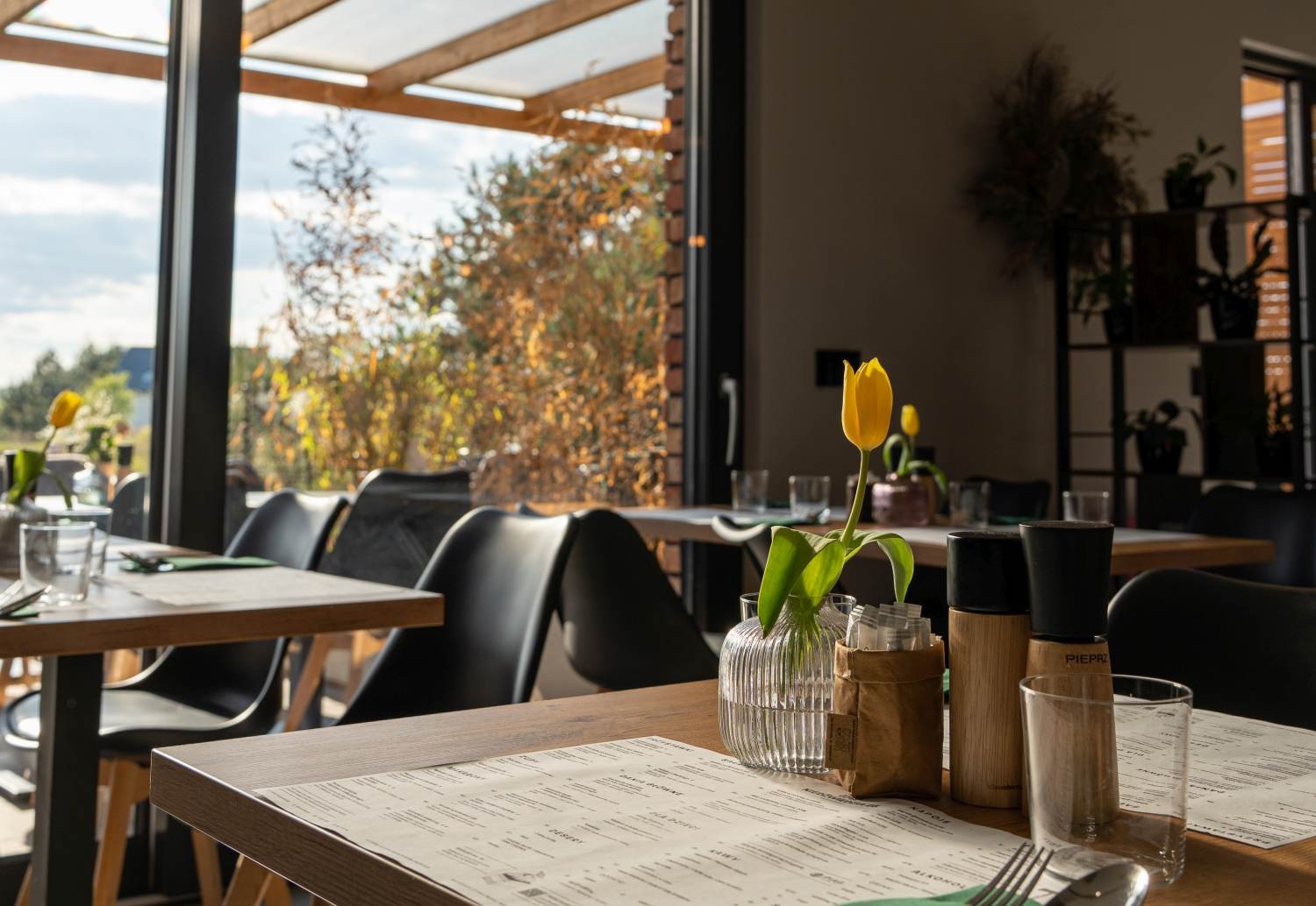 Stolik przygotowany do rozmowy rekrutacyjnej w restauracji
