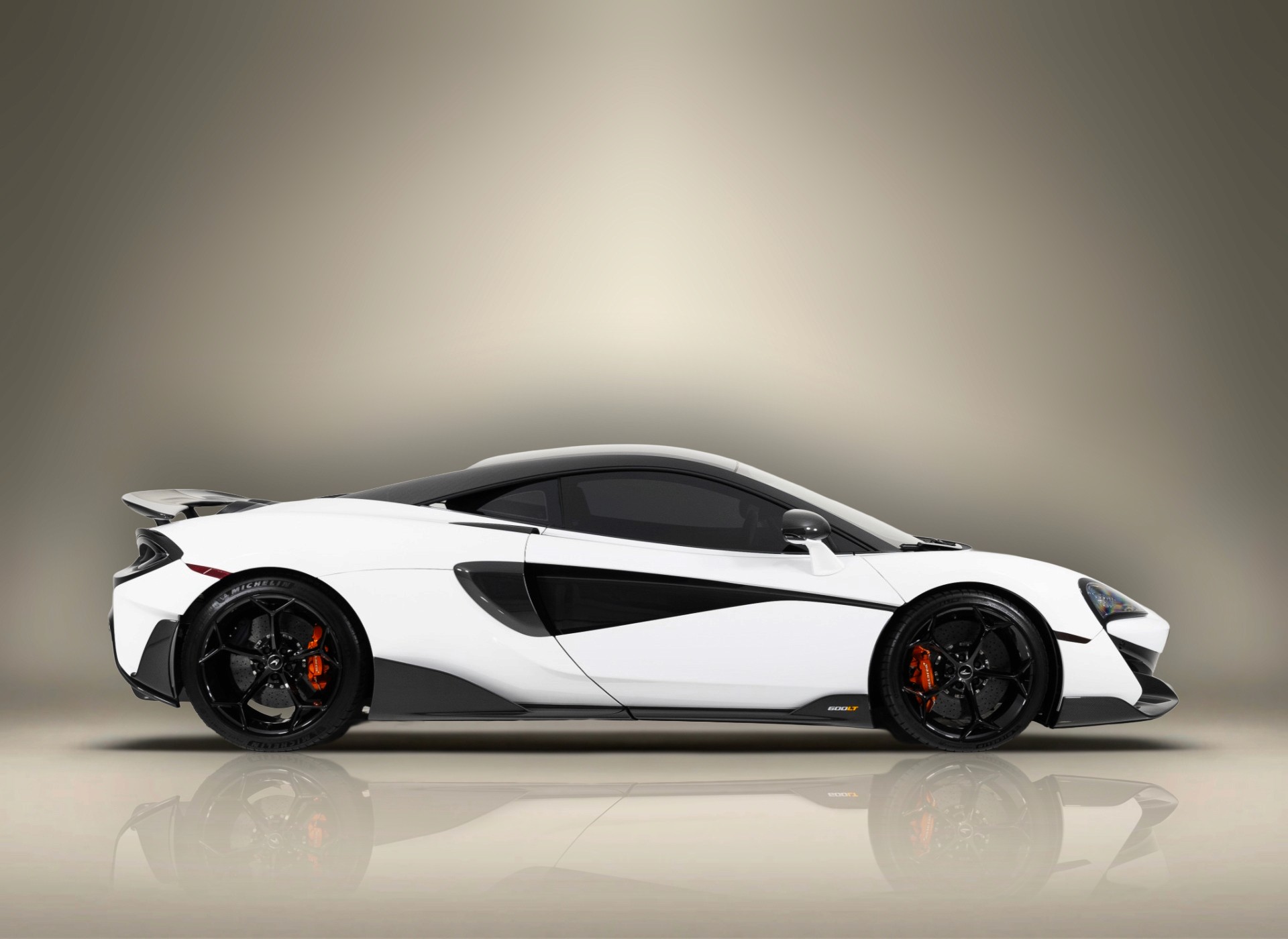 Location Mclaren 600LT Blanc à Dubaï – Keyz Rent | Supercar