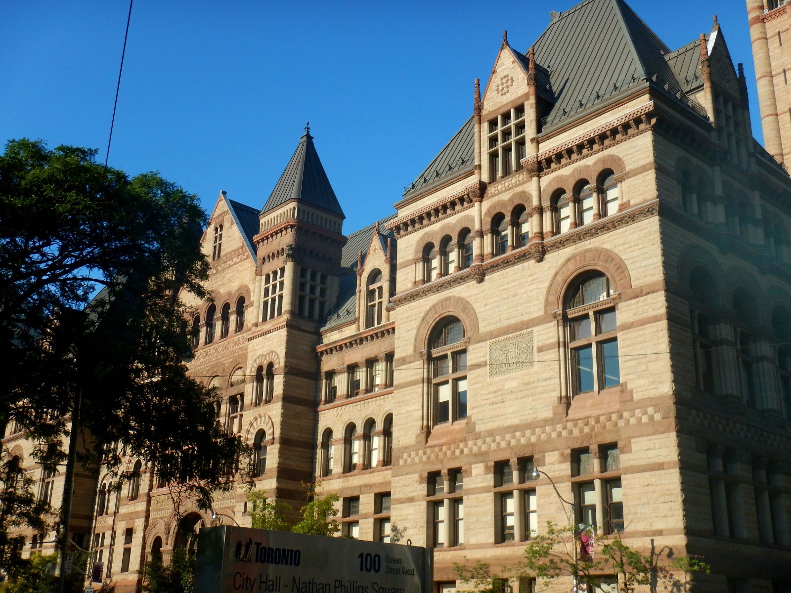 Étudiant découvrant un quartier animé de Toronto pendant un échange scolaire au Canada