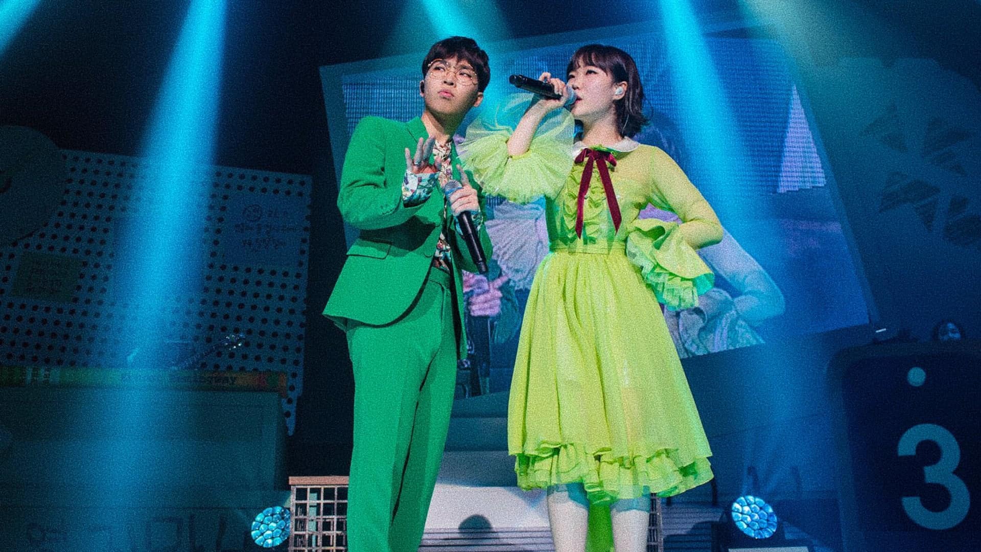 AKMU Lee Chan Hyuk và Lee Su Hyun biểu diễn trên sân khấu concert