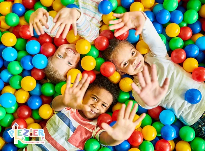 kinderen in ballenbak