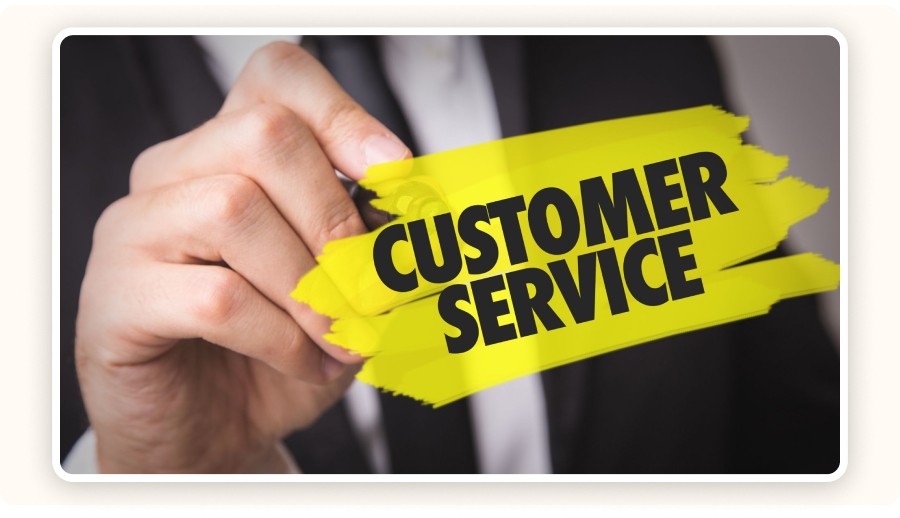 Main d’un homme en costume écrivant "Customer Service"
