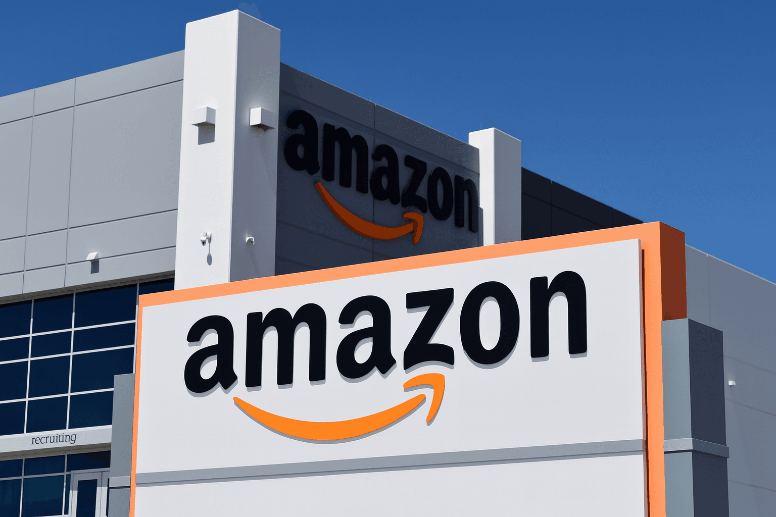 Bâtiment Amazon avec son logo bien visible, illustrant l'importance des facteurs influençant l'ACoS (Advertising Cost of Sales) dans les campagnes publicitaires Amazon.