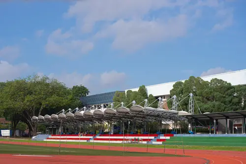 ein Stadion mit Laufbahn und überdachten Tribünen