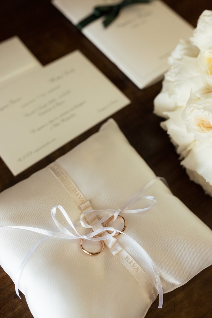 Cuscino portafedi con anelli nuziali e partecipazioni - matrimonio Virginia e Matteo a Villa Malenchini