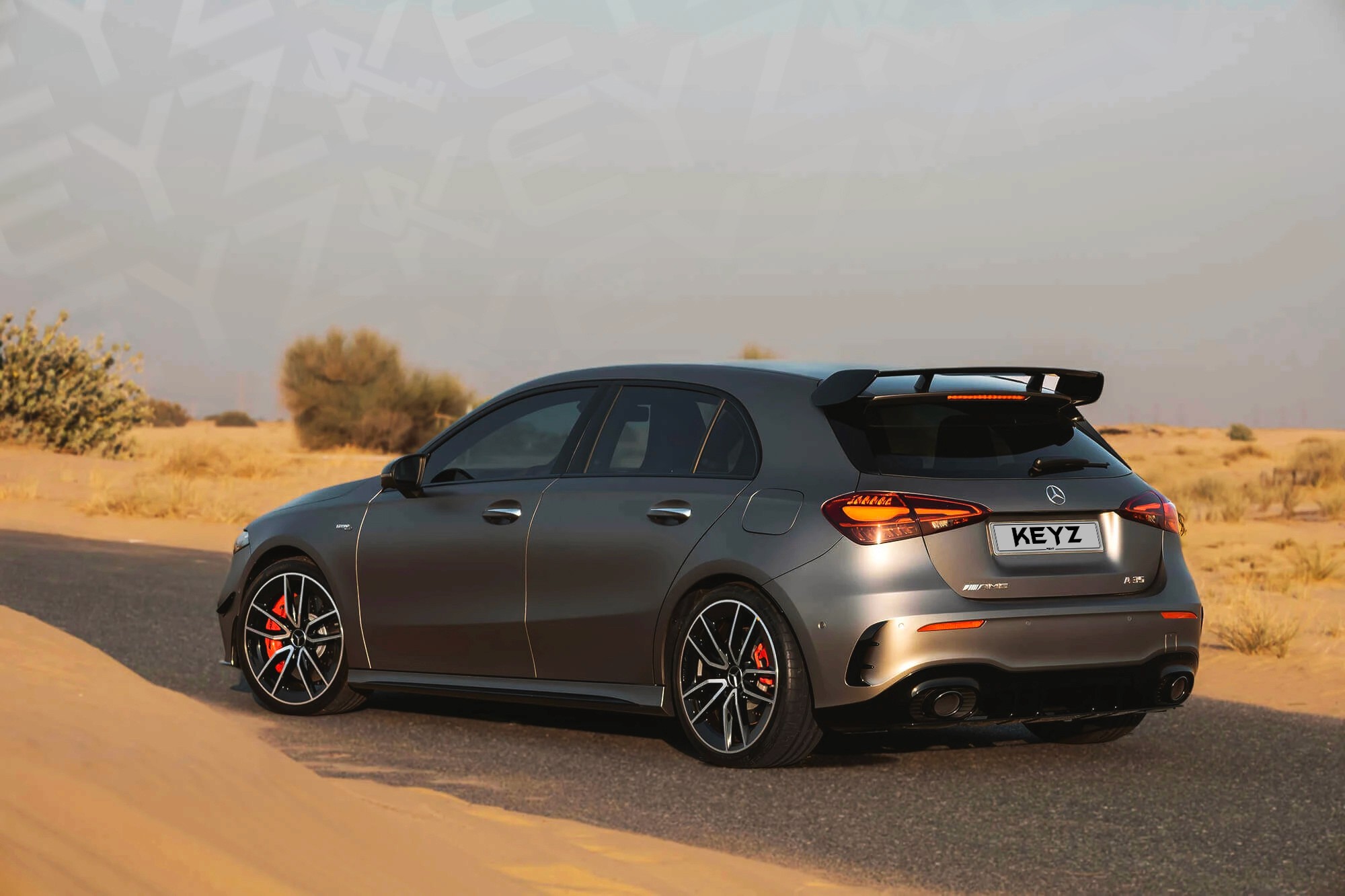 Vue extérieure arrière Mercedes A35 AMG Gris – Location Sportive à Dubaï | Keyz Rent
