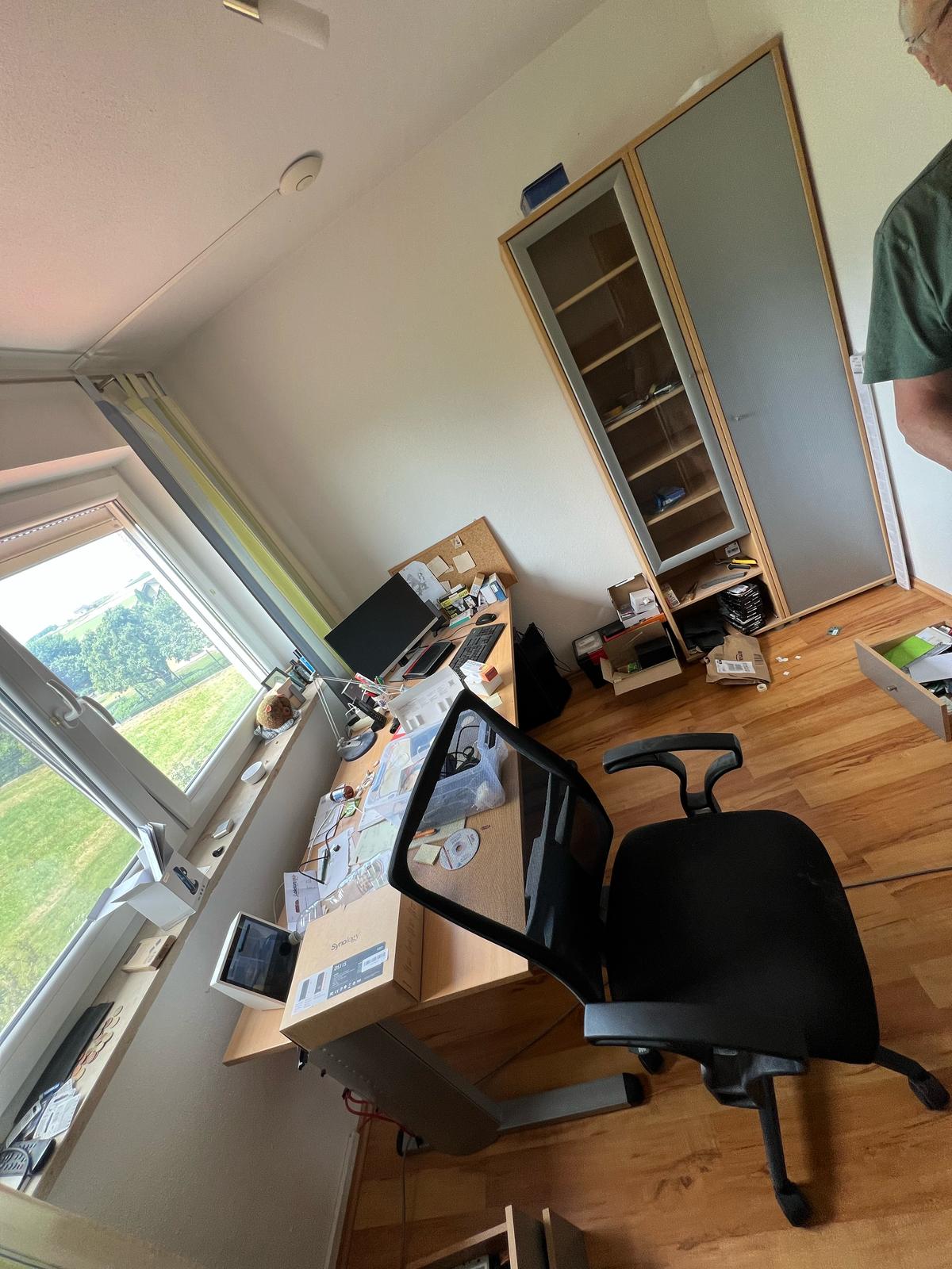 Entrümpelung Freising, eine Wohnund wurde Entrümpelt und im Garten stehen Packete und jeglicher Kramm