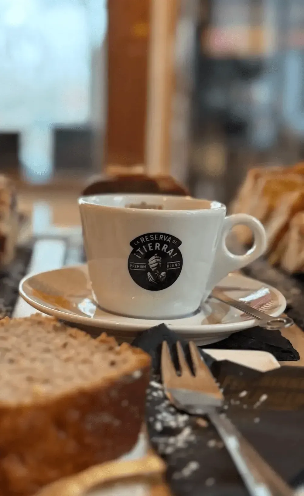 Kaffee und Gebäck auf einem Tisch im Café CADE