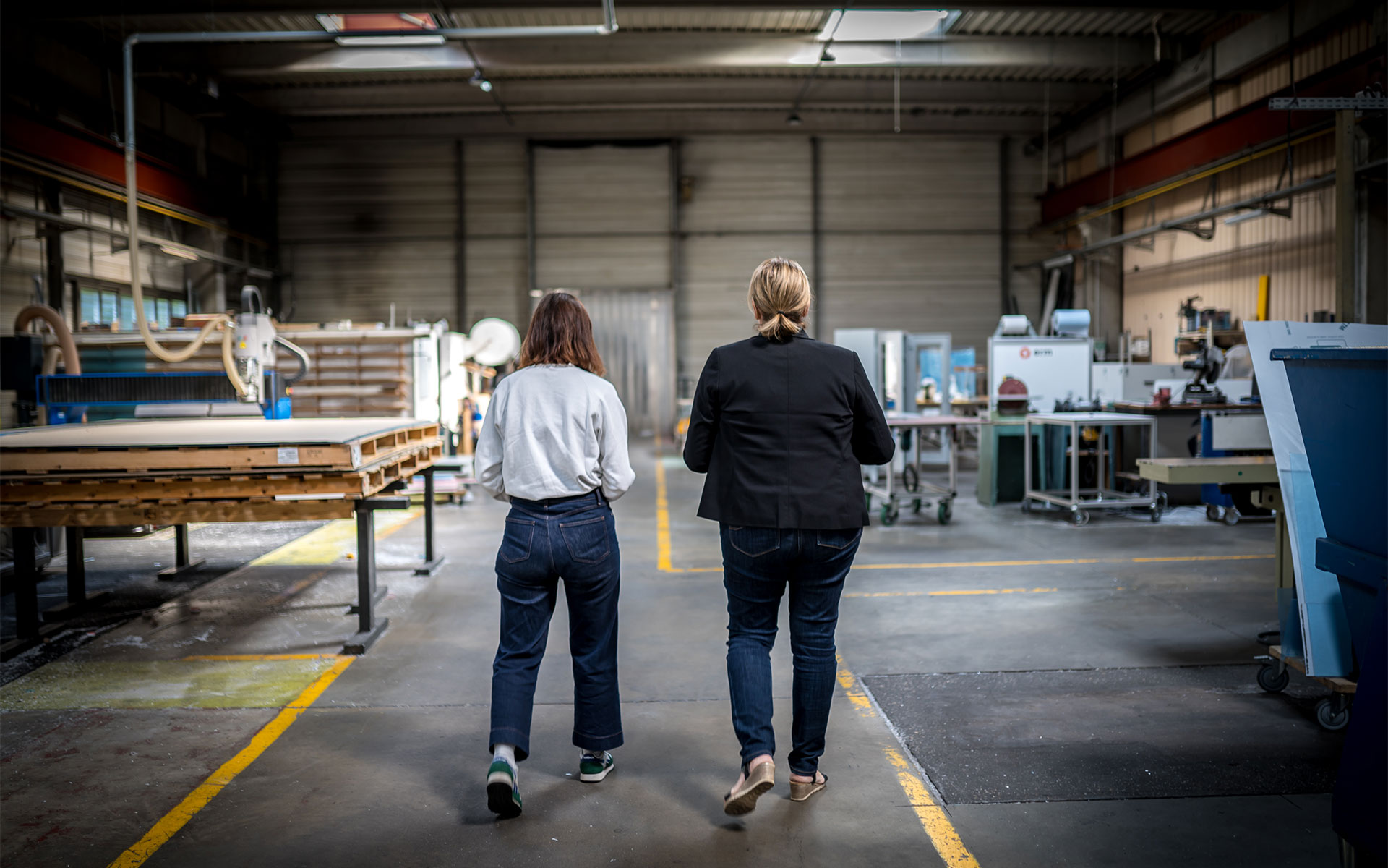 Une photographie de deux artistes en chemin vers leur travail.
