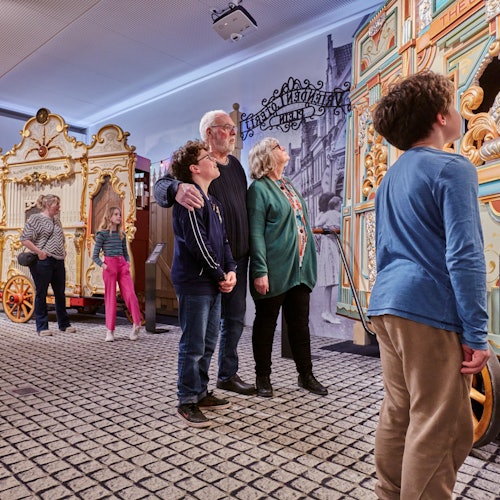 En familj lyssnar på orglarna under musikturen