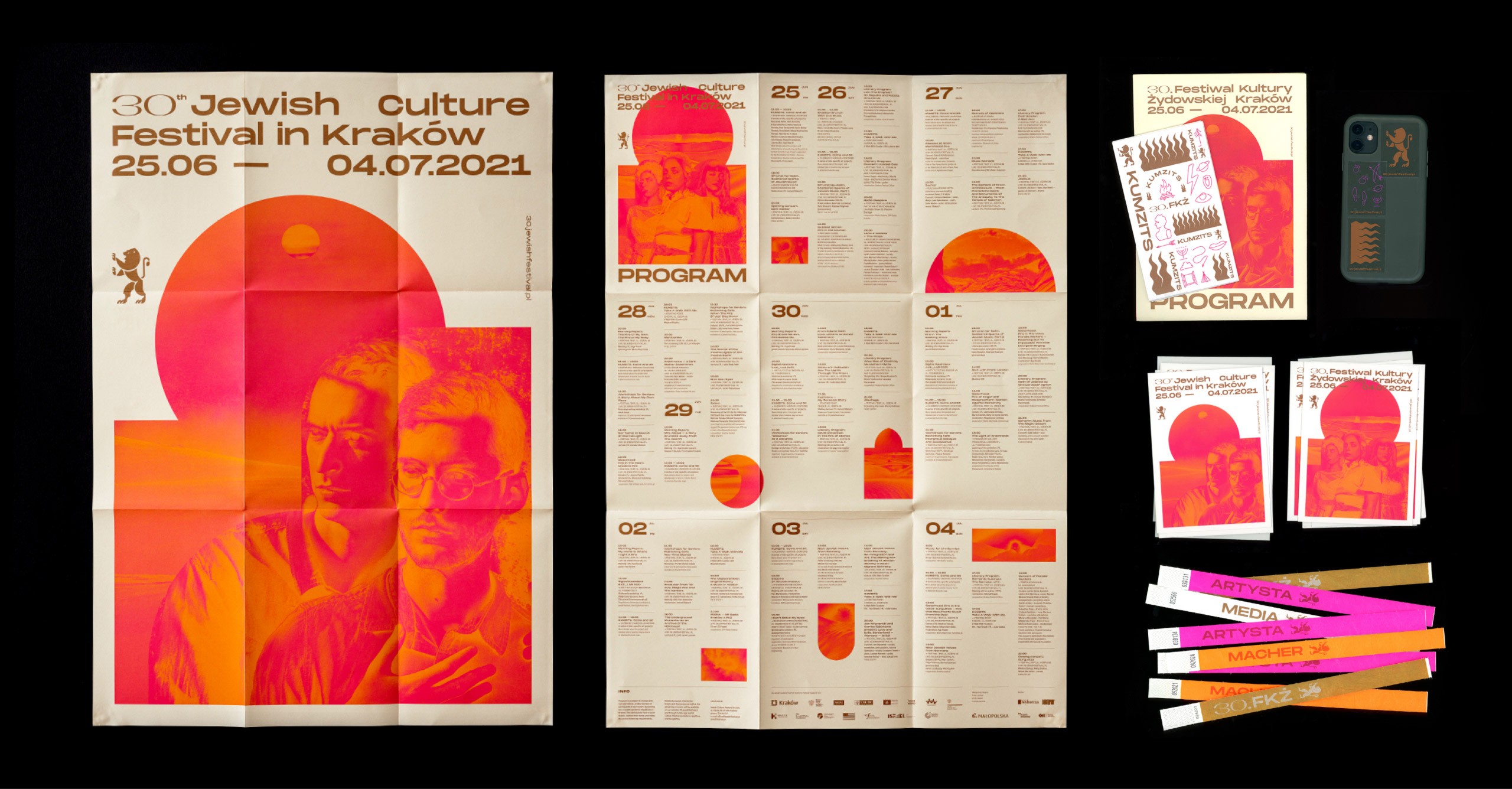 Na czarnym tle zestawiono plakat, rozłożony program, pocztówki, opaski i etui telefonu w pomarańczowo-różowej identyfikacji festiwalu.