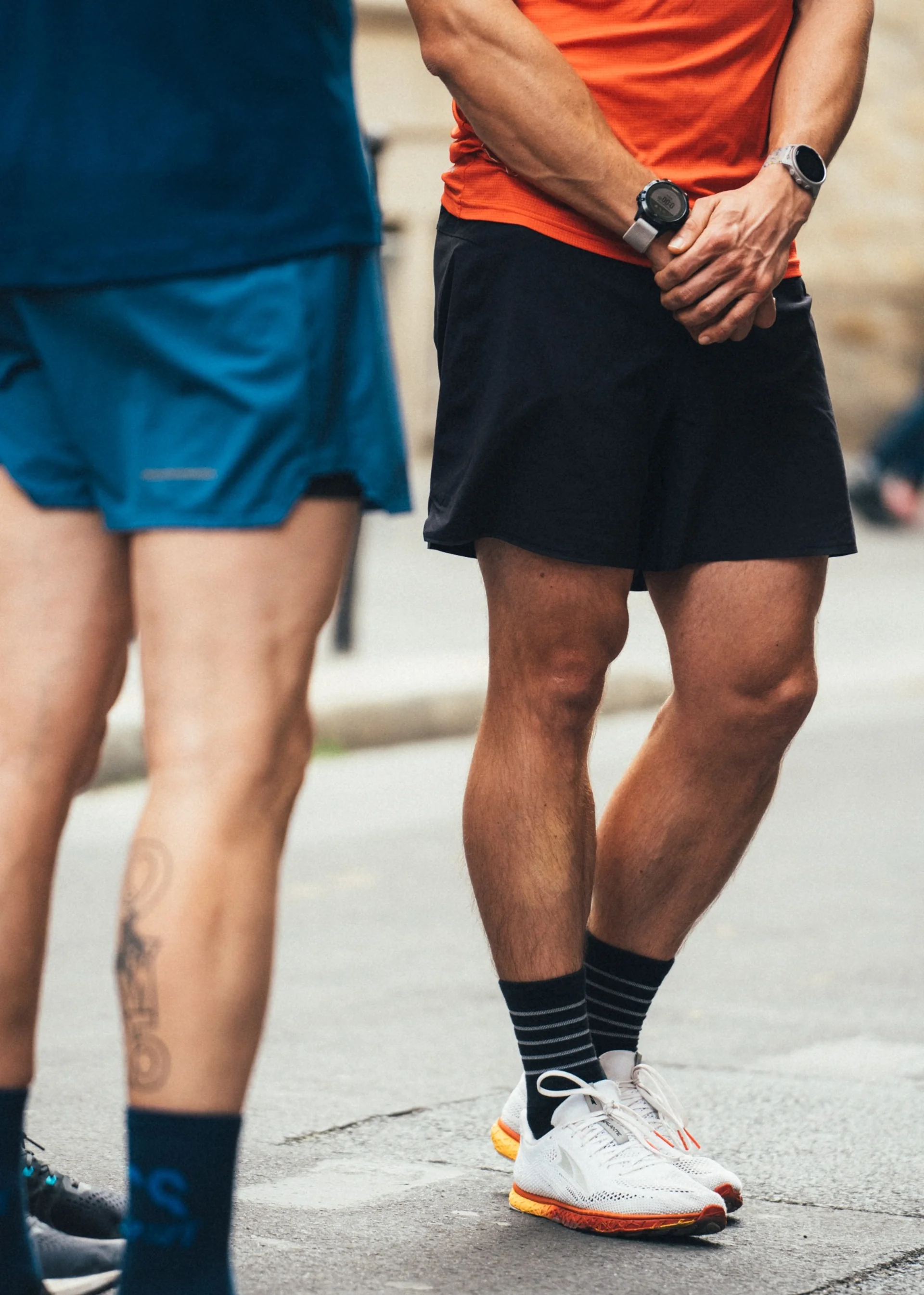 Gros plan sur un coureur portant une montre Suunto pendant un échauffement.