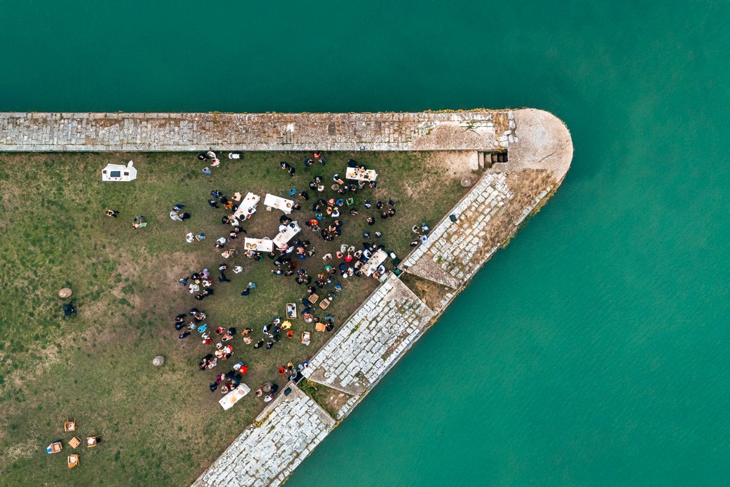 vue aerienne d'un cocktail de mariage sur la cote landaise