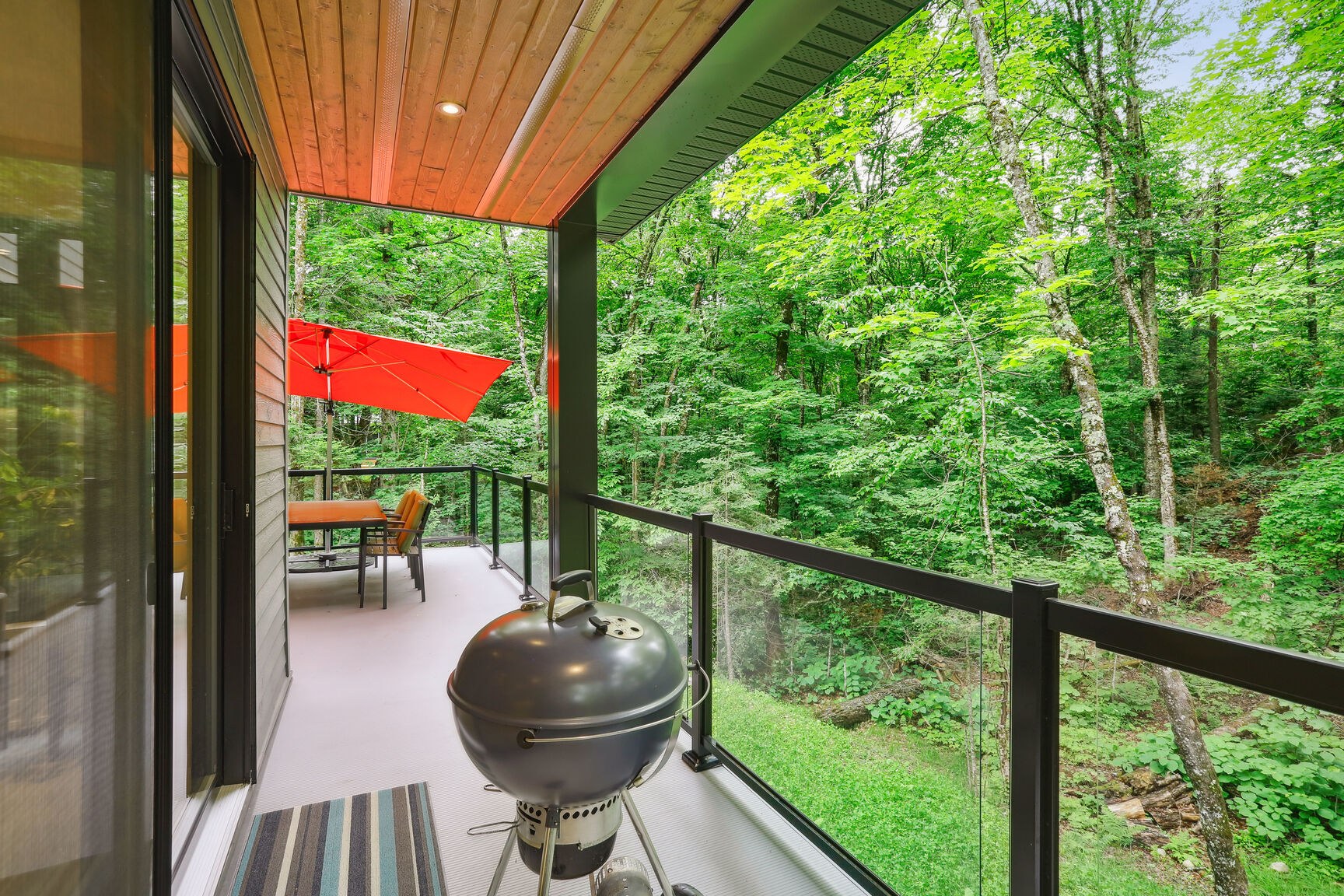 Large terrasse arrière avec vue sur le boisé.