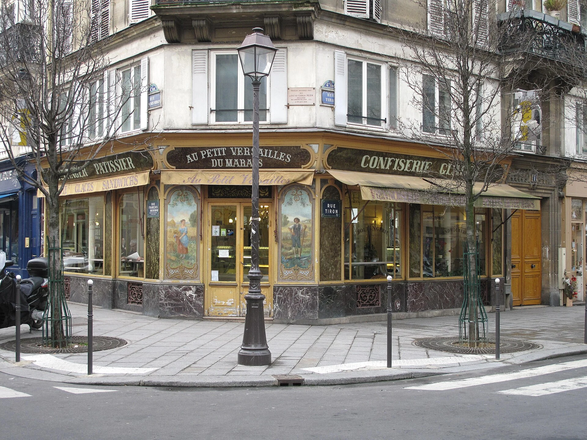 Au Petit Versailles du Marais, photographié en février 2011 ; l’enseigne a depuis changé d’exploitant.
