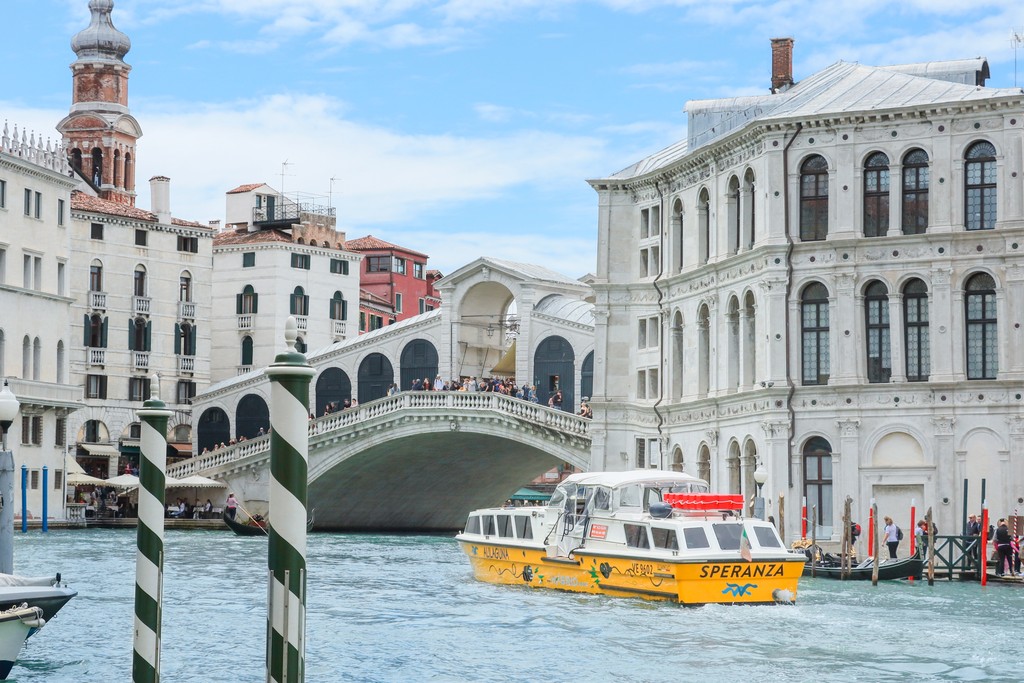 Le barche ibride di Alilaguna davanti al Ponte di Rialto
