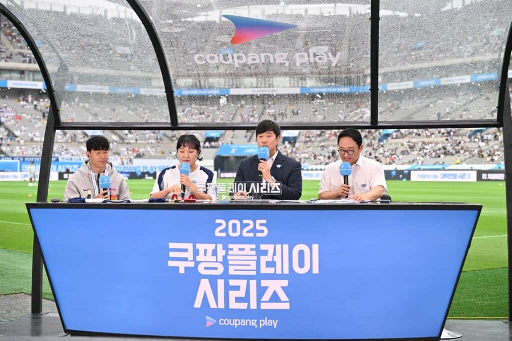 Tường thuật viên của Coupang Play ở sân vận động Seoul