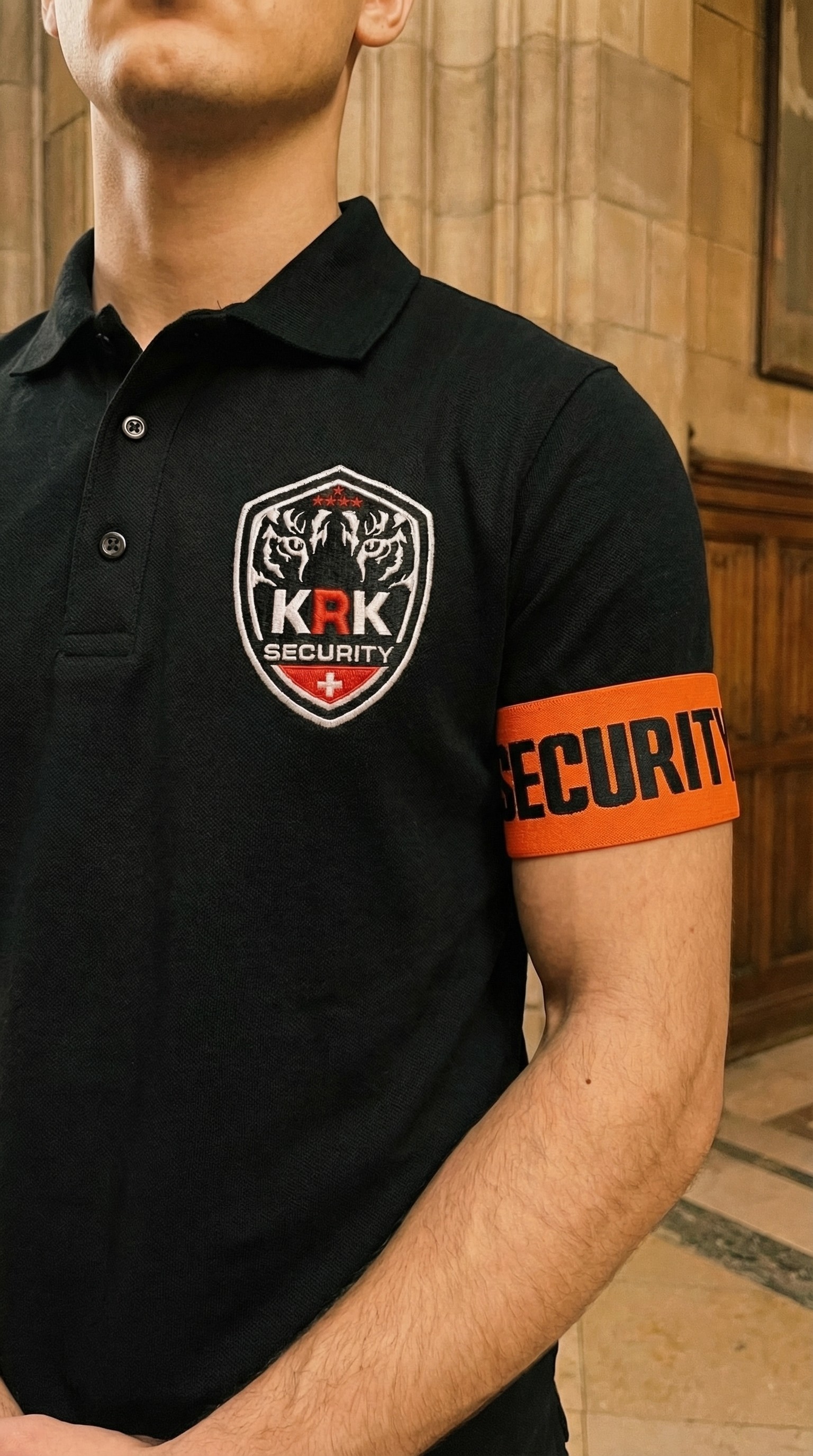 Agent KRK Security en polo avec brassard orange Sécurité et badge tigre KRK brodé à Genève