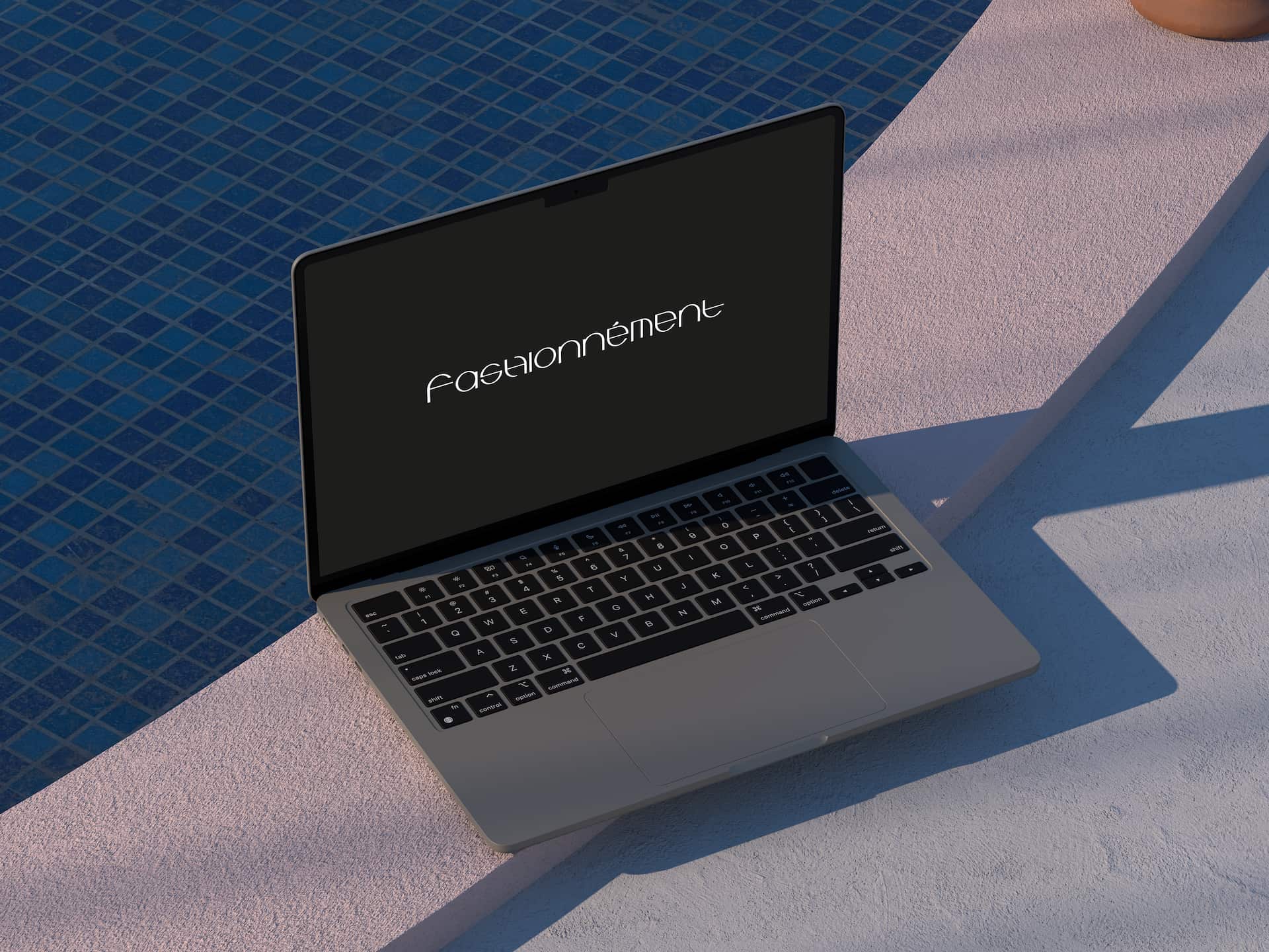 ordinateur portable affichant le logo fashionnement
