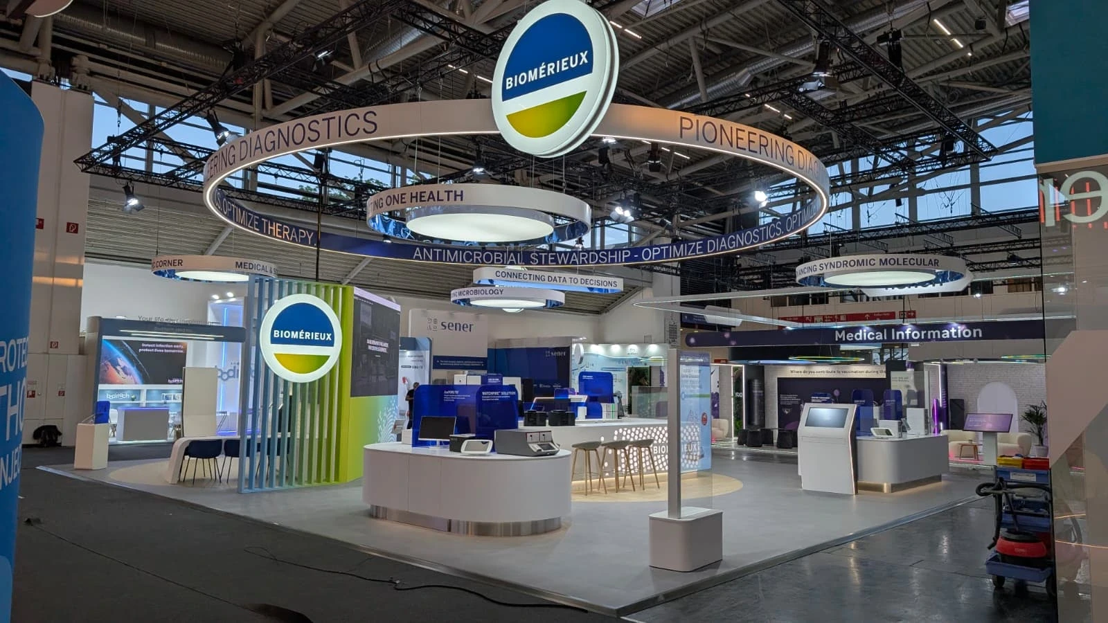 Stand bioMérieux conçu et réalisé par Expace pour le congrès ESCMID Global 2026 à Munich – stand sur-mesure de diagnostic médical avec anneaux lumineux, comptoirs d'accueil et espaces de démonstration.