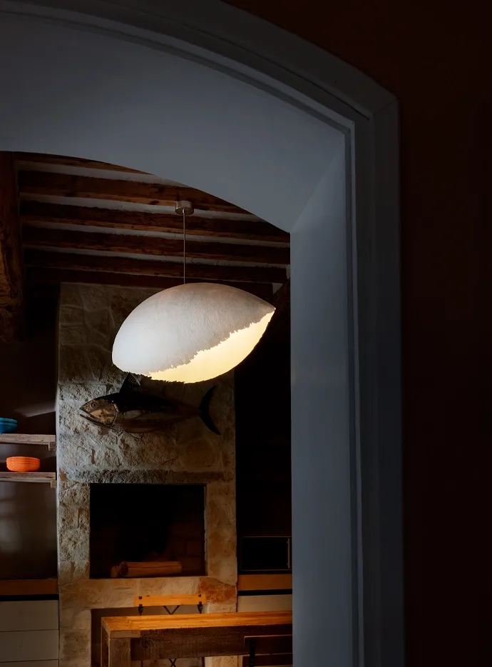 PostKrisi de Catellani & Smith en escena de espacio cálido con chimenea y luz atomosférica | ábc concept