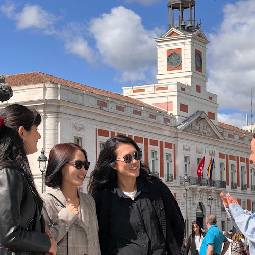 Madrid sokaklarında yürüyen grup.