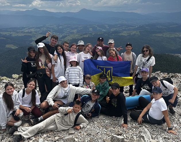 Підйом на гору дитячого табору "ОбходиСвіт"