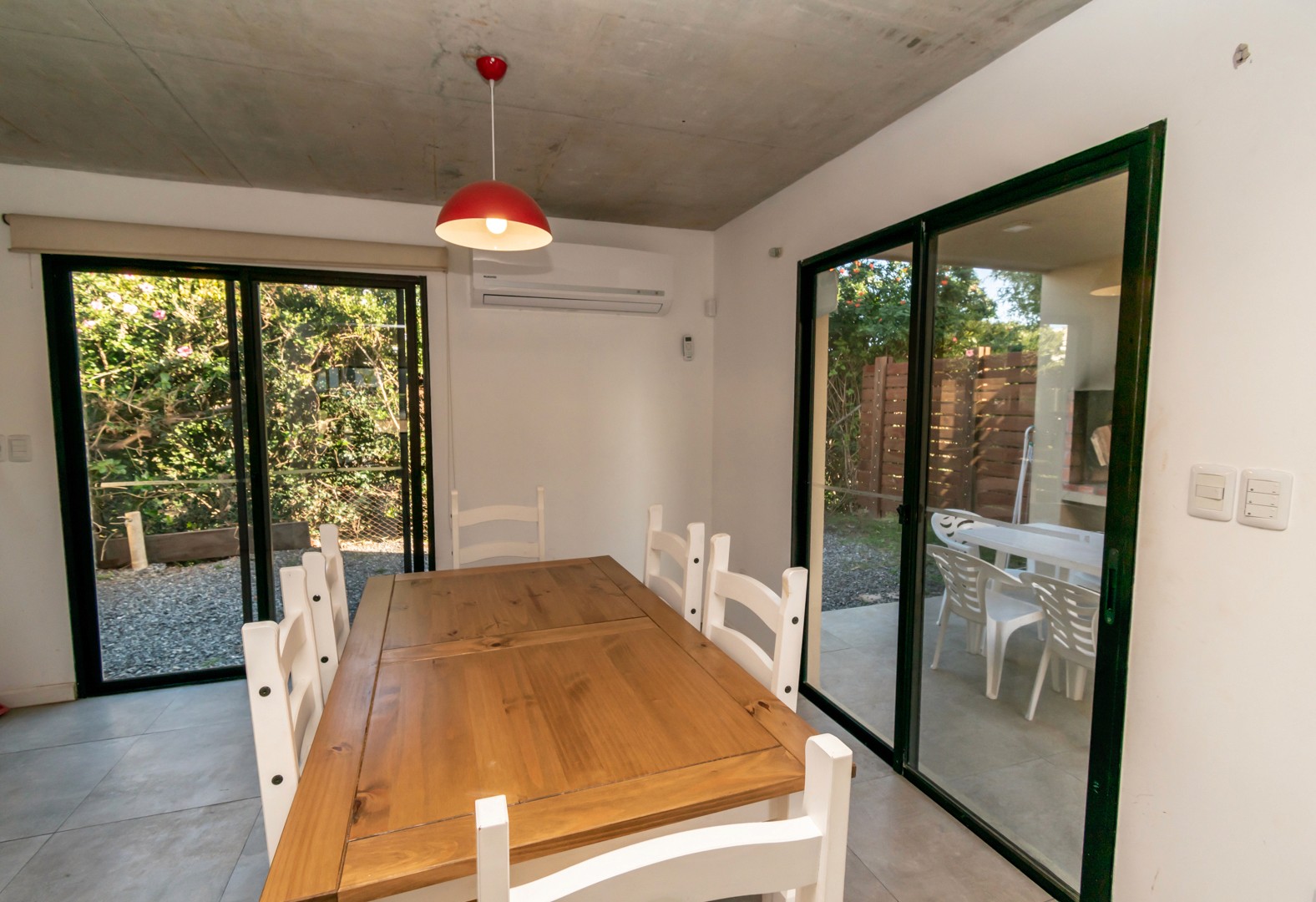 Mesa de comedor en la cocina de Casa Horneros - mesa moderna y espaciosa, ideal para compartir comidas en familia.