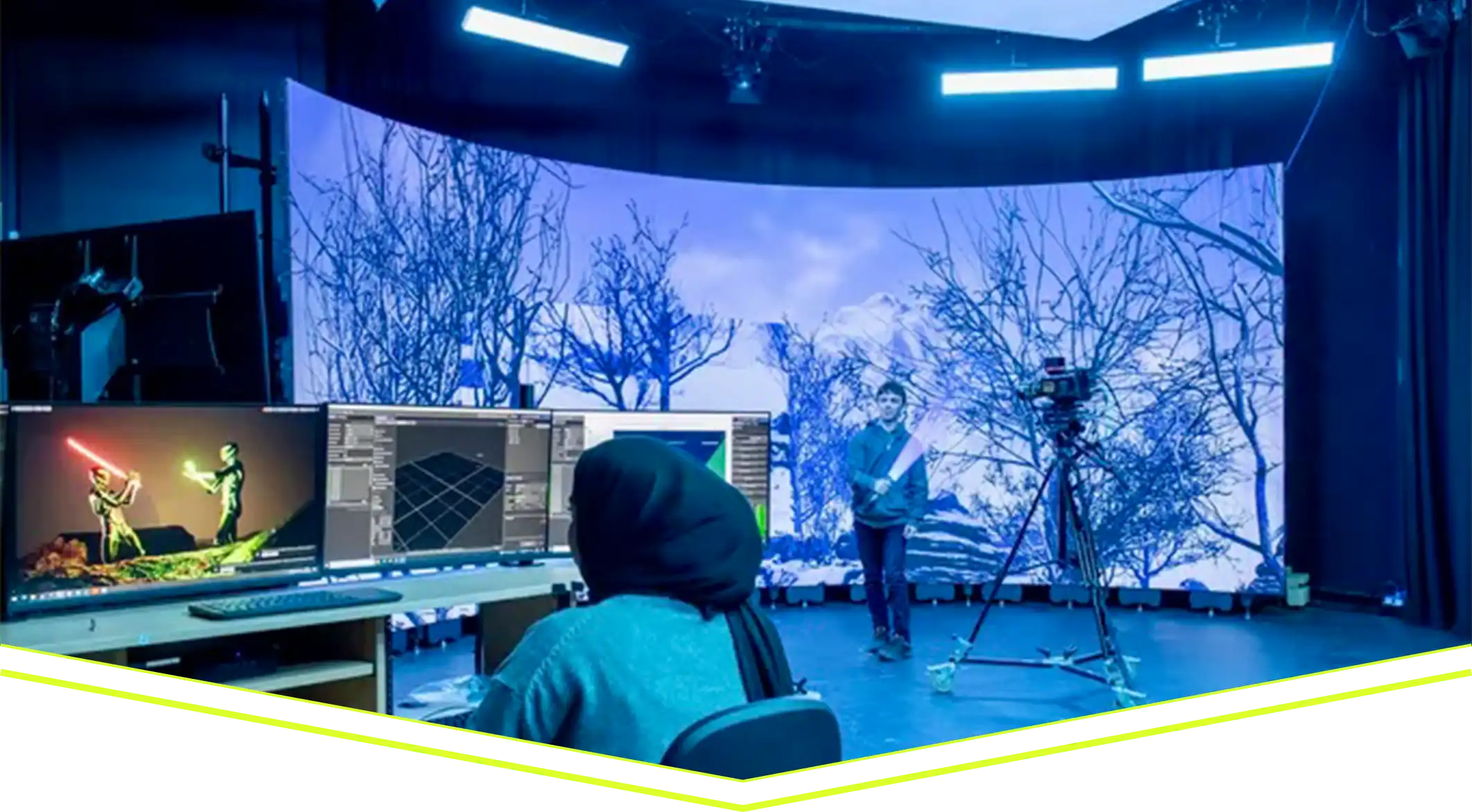 Immersive curved LED display in a technology and learning environment