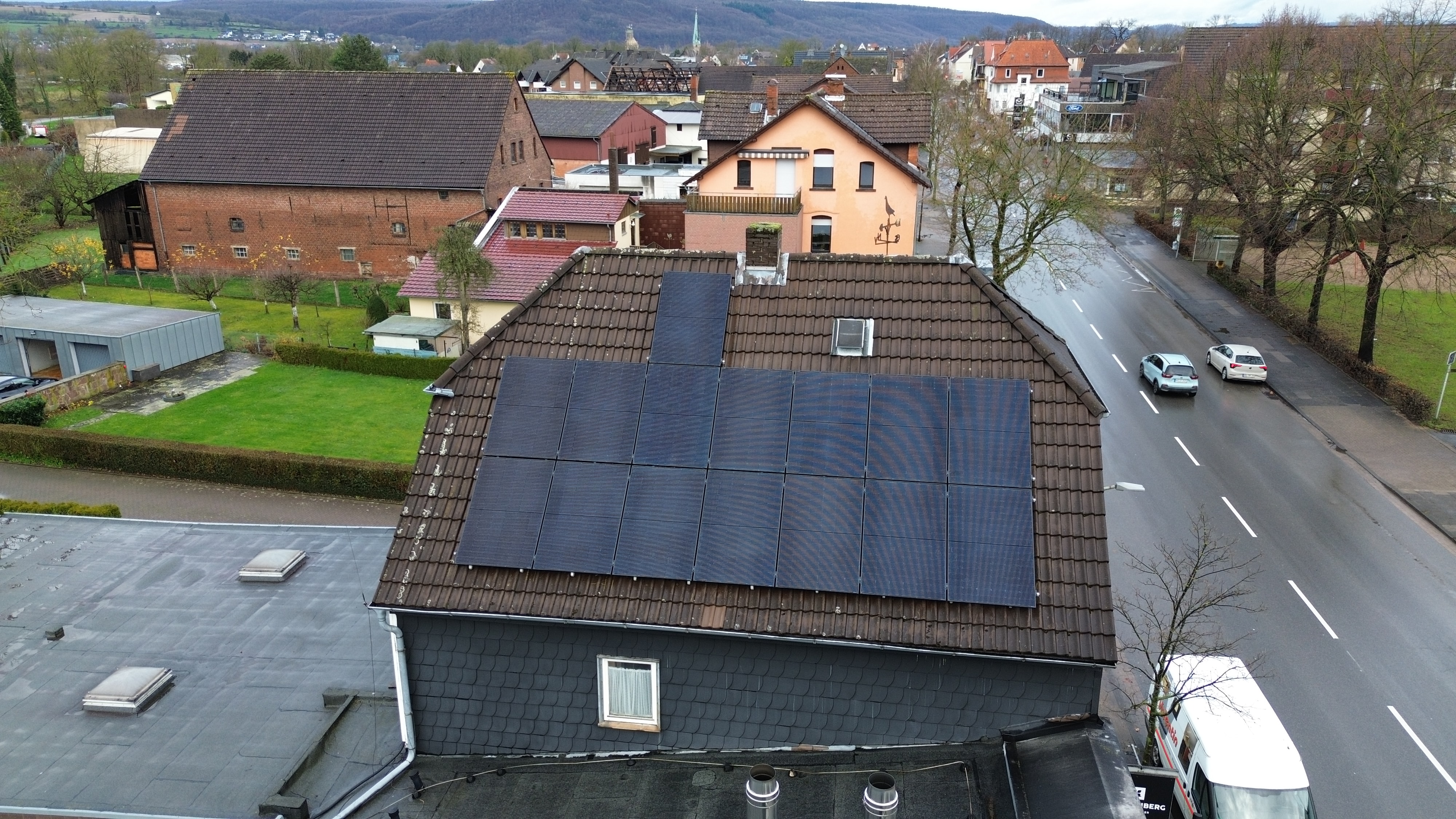 Haus mit Gerüst während der Installation einer PV-Anlage in Pegestorf