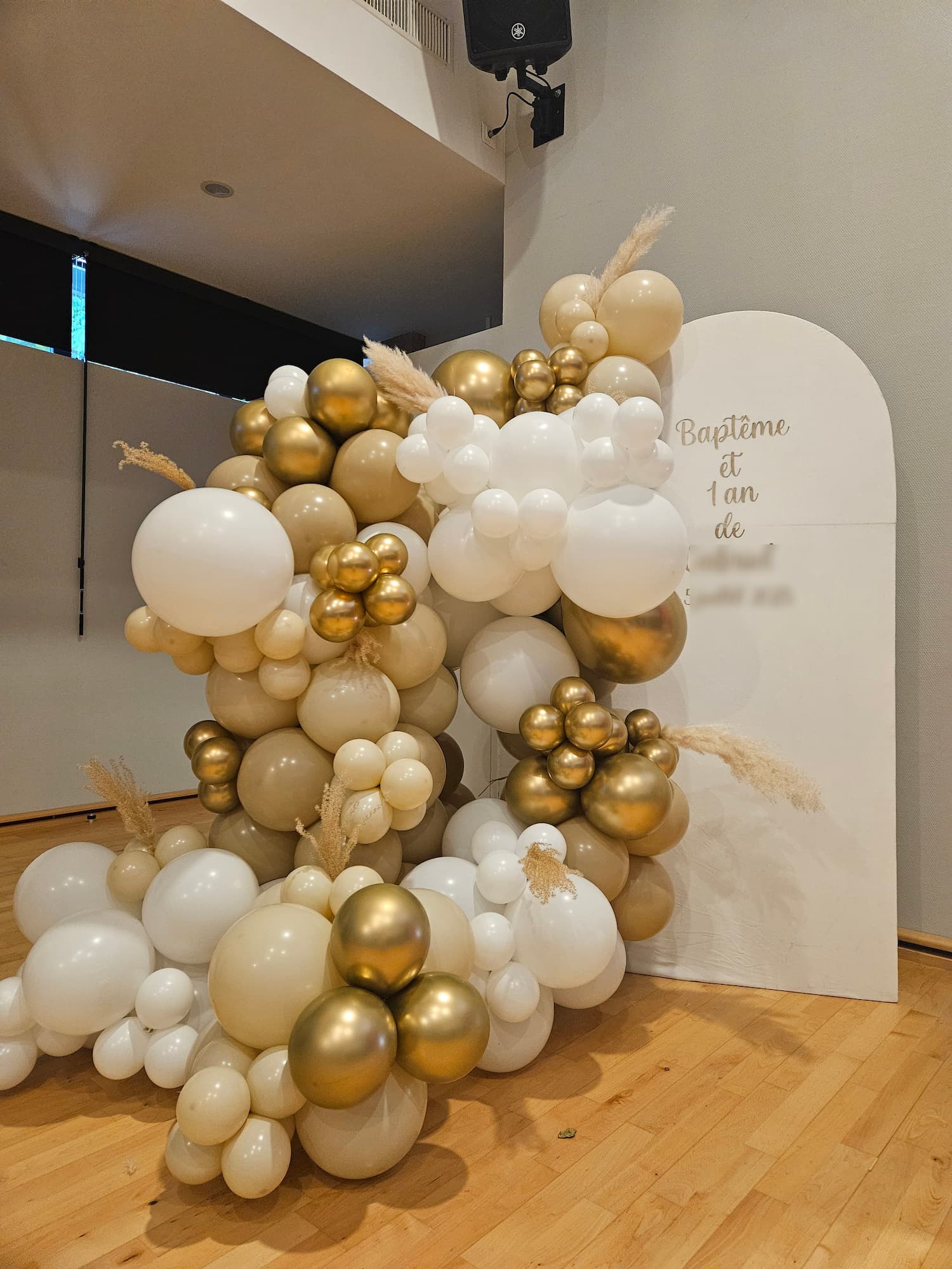 Arche organique blanc, beige, doré à l'occasion d'un baptême