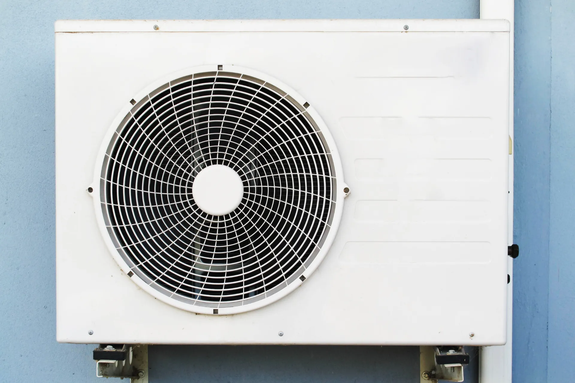 Eine Monoblock Wärmepumpe an einer Hauswand