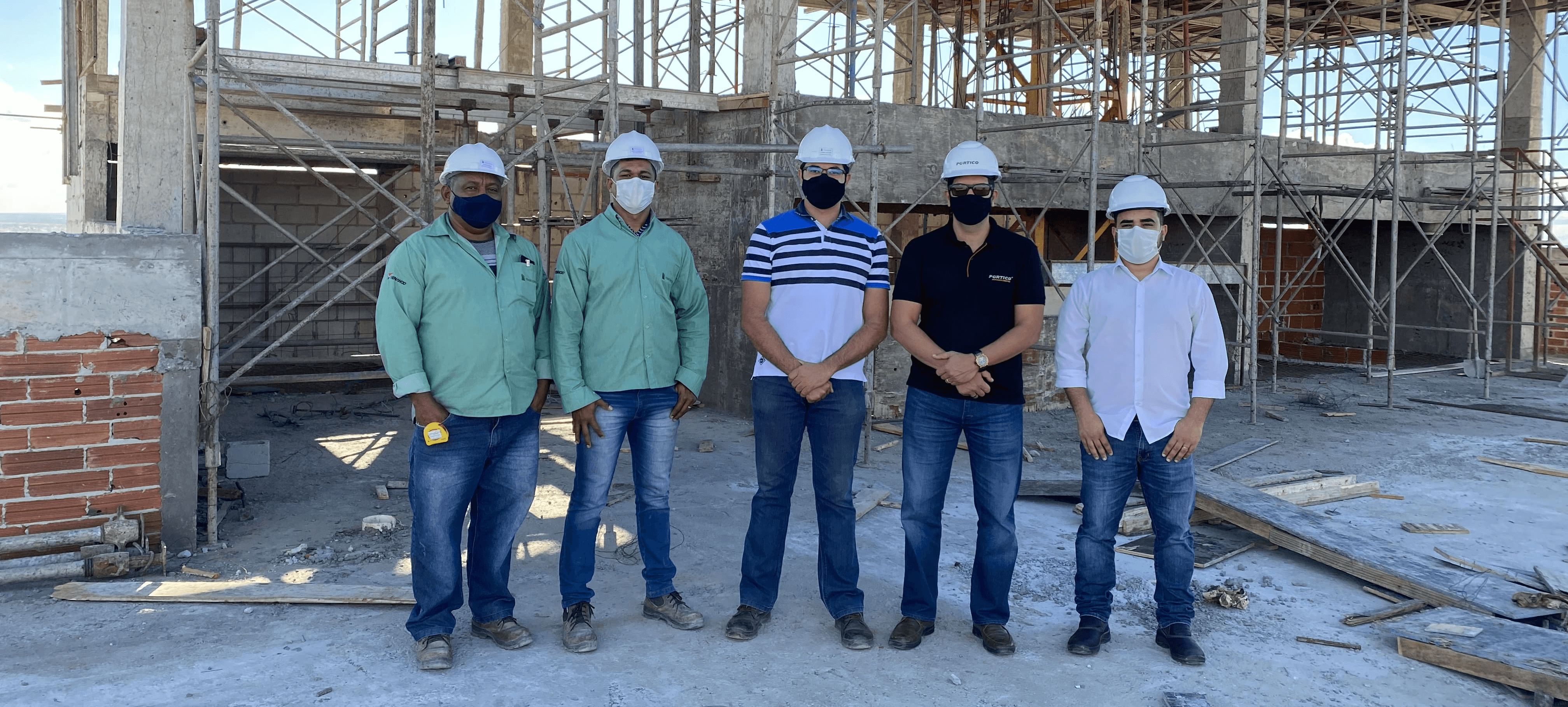 Equipe técnica no canteiro de obras