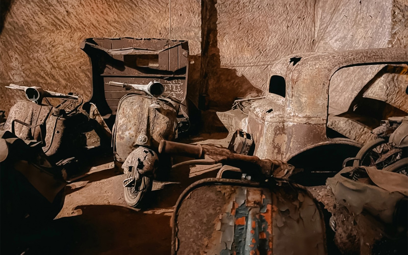 Vintage scooters en auto-overblijfselen in de Bourbon Tunnel, Napels.