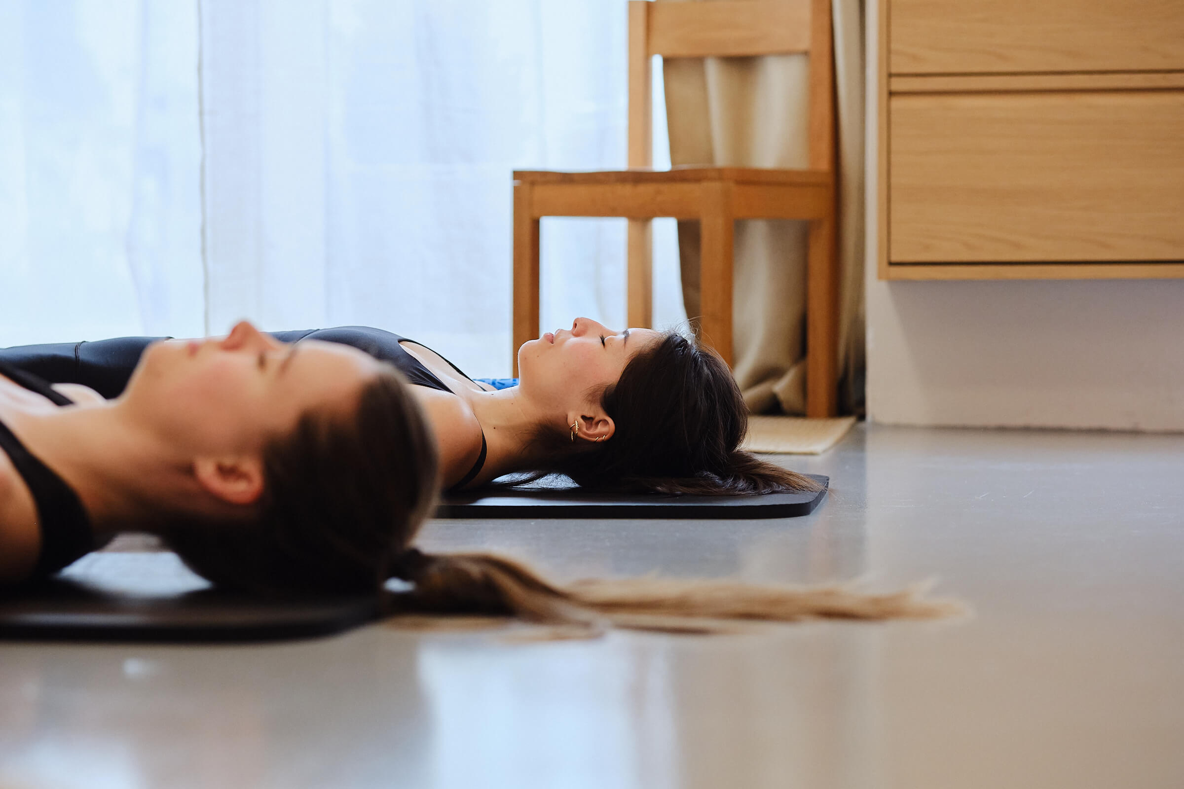 Grinede kvinde på pilates måtte