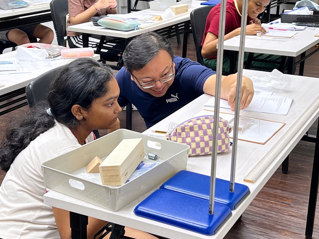 Student and Mr Bryan Lai doing Physics Lab Lessons at Physics Academy