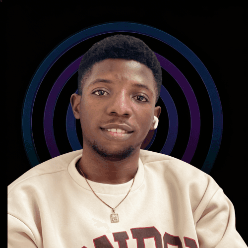 Junger Mann mit Basecap und dunkelblauem Sweatshirt schaut freundlich. Er trägt Kopfhörer.