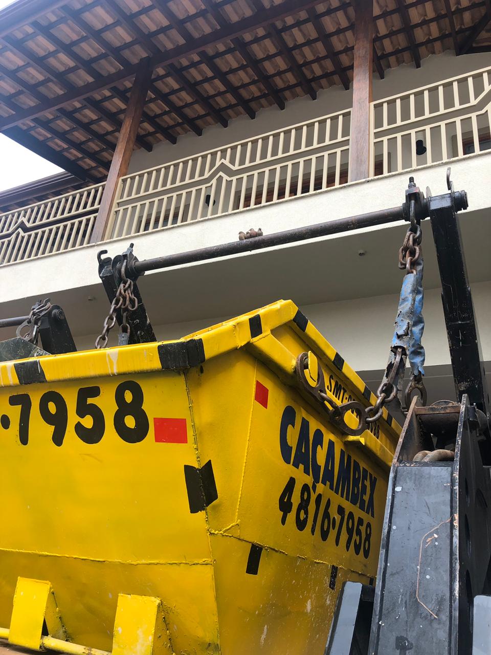 Caçamba GP Caçambex em cima do caminhão.