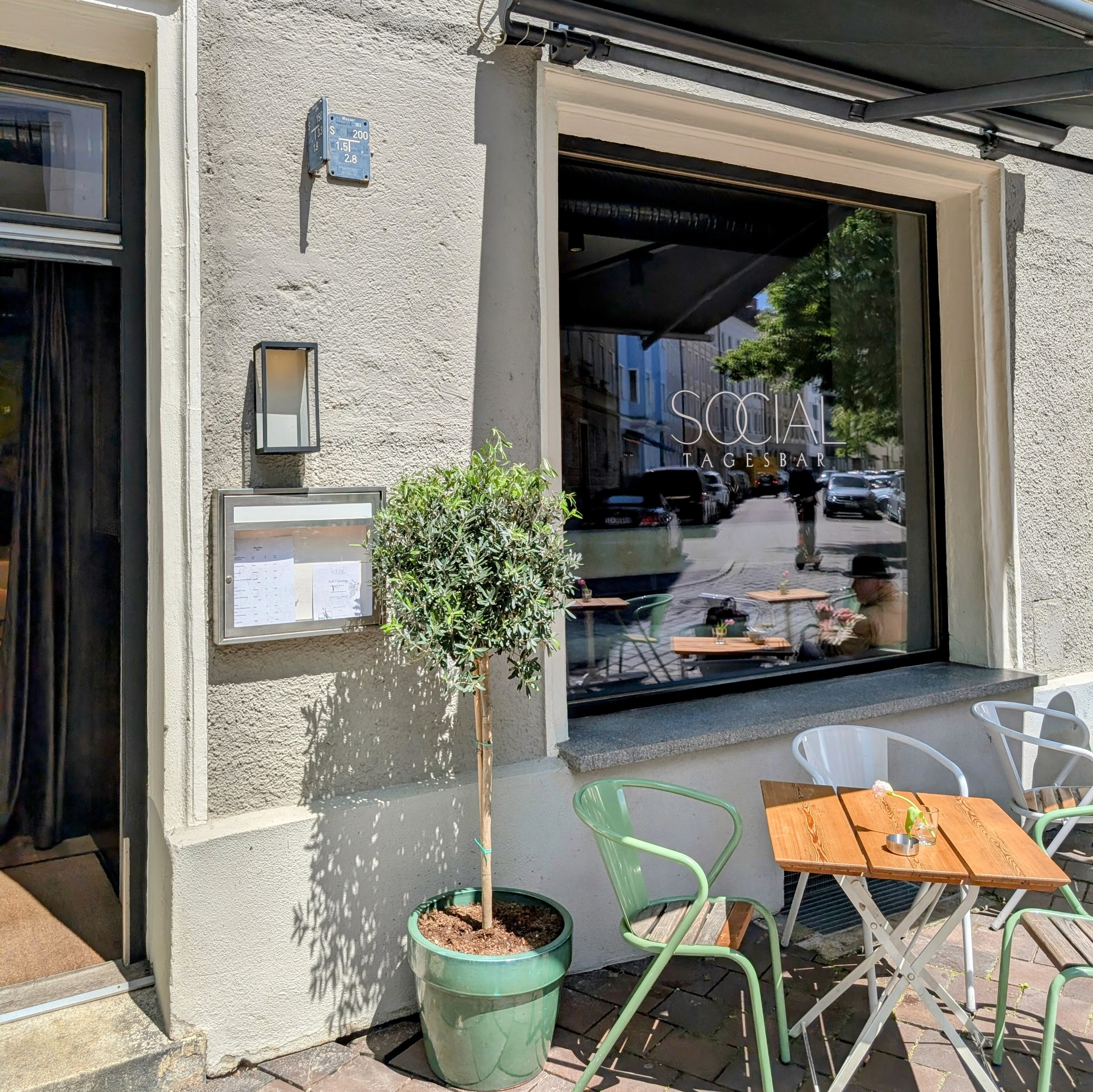 Außenansicht der Social Tagesbar im Münchner Lehel