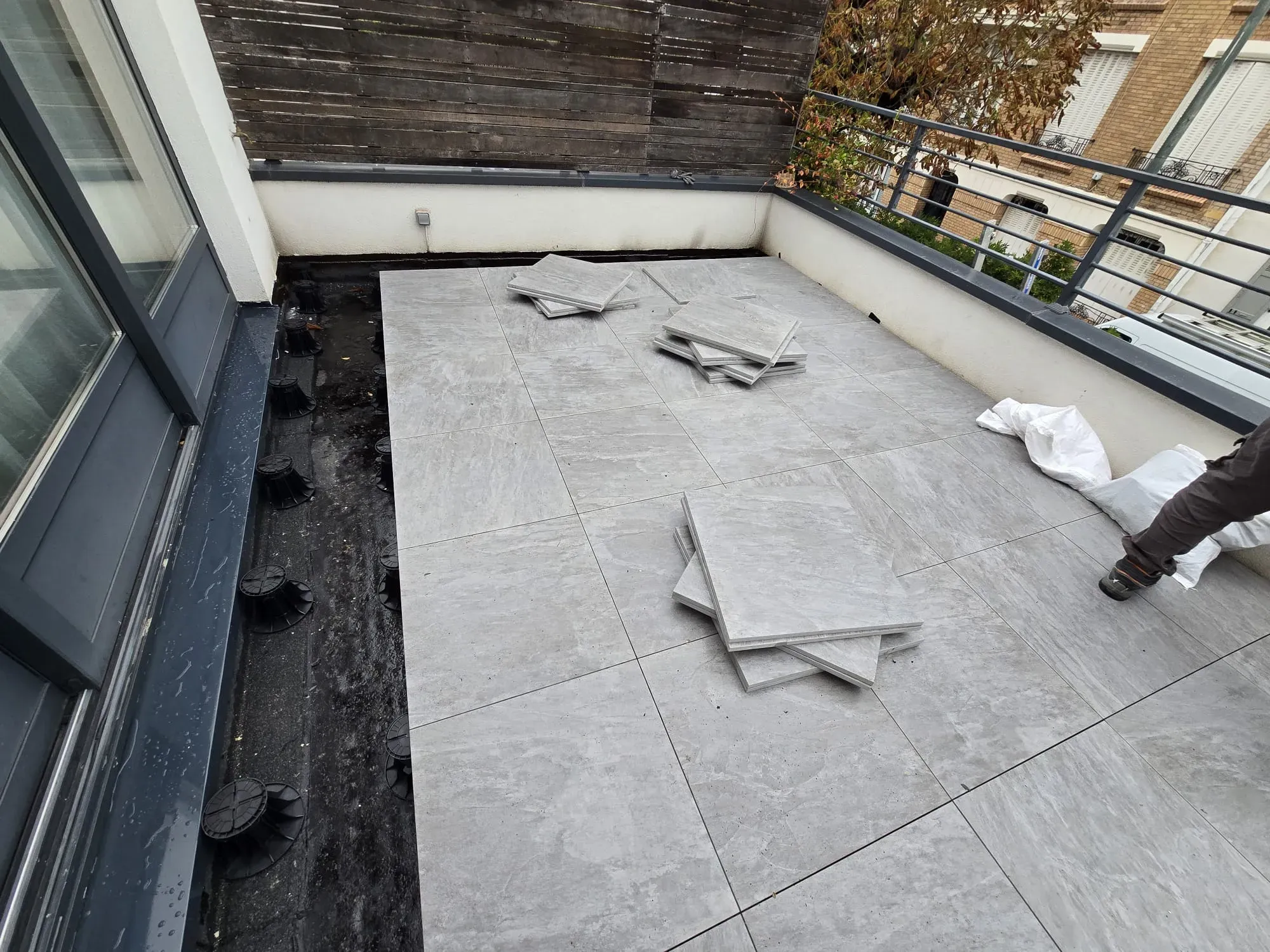 Pose de dalles sur plot PVC à Asnières sur Seine