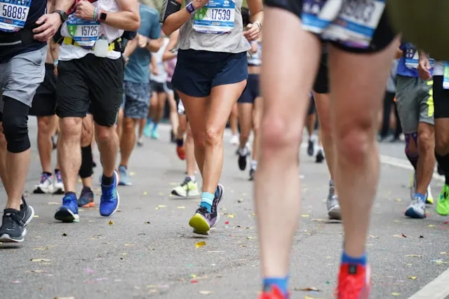 Corredores participando en una carrera popular en Murcia, evento protegido por el seguro de Responsabilidad Civil para eventos y espectáculos de Allianz