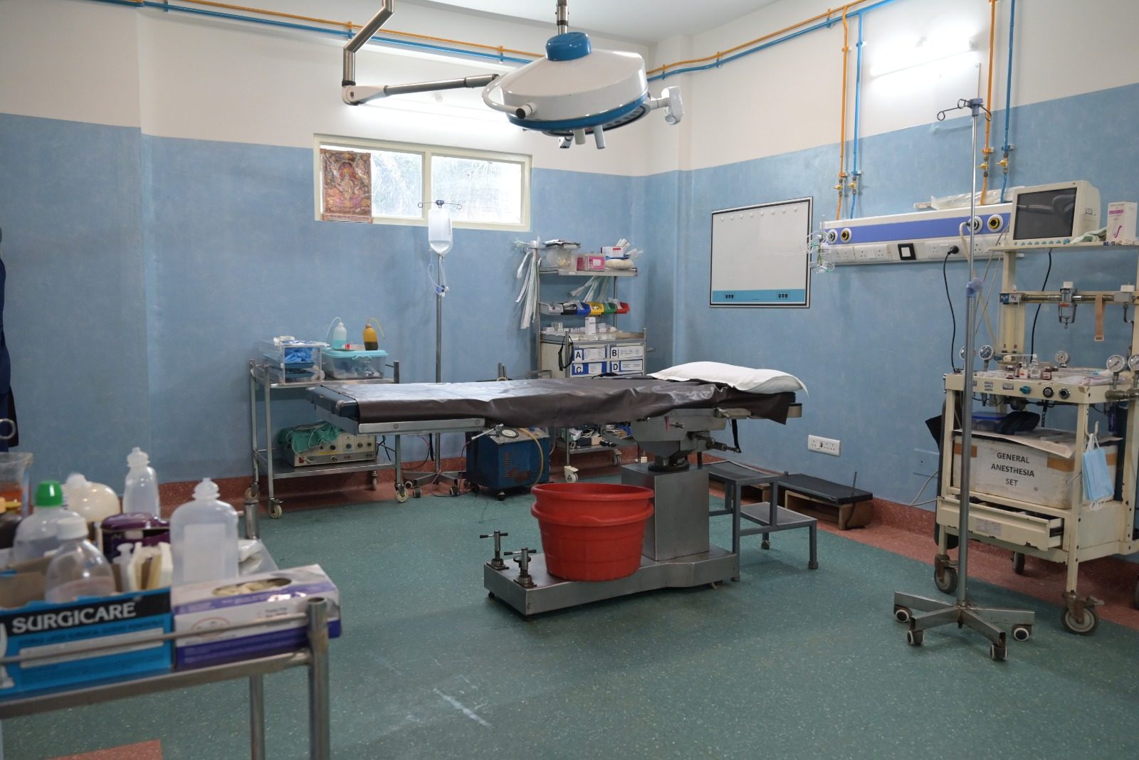 Operation theatre with overhead lights and monitors