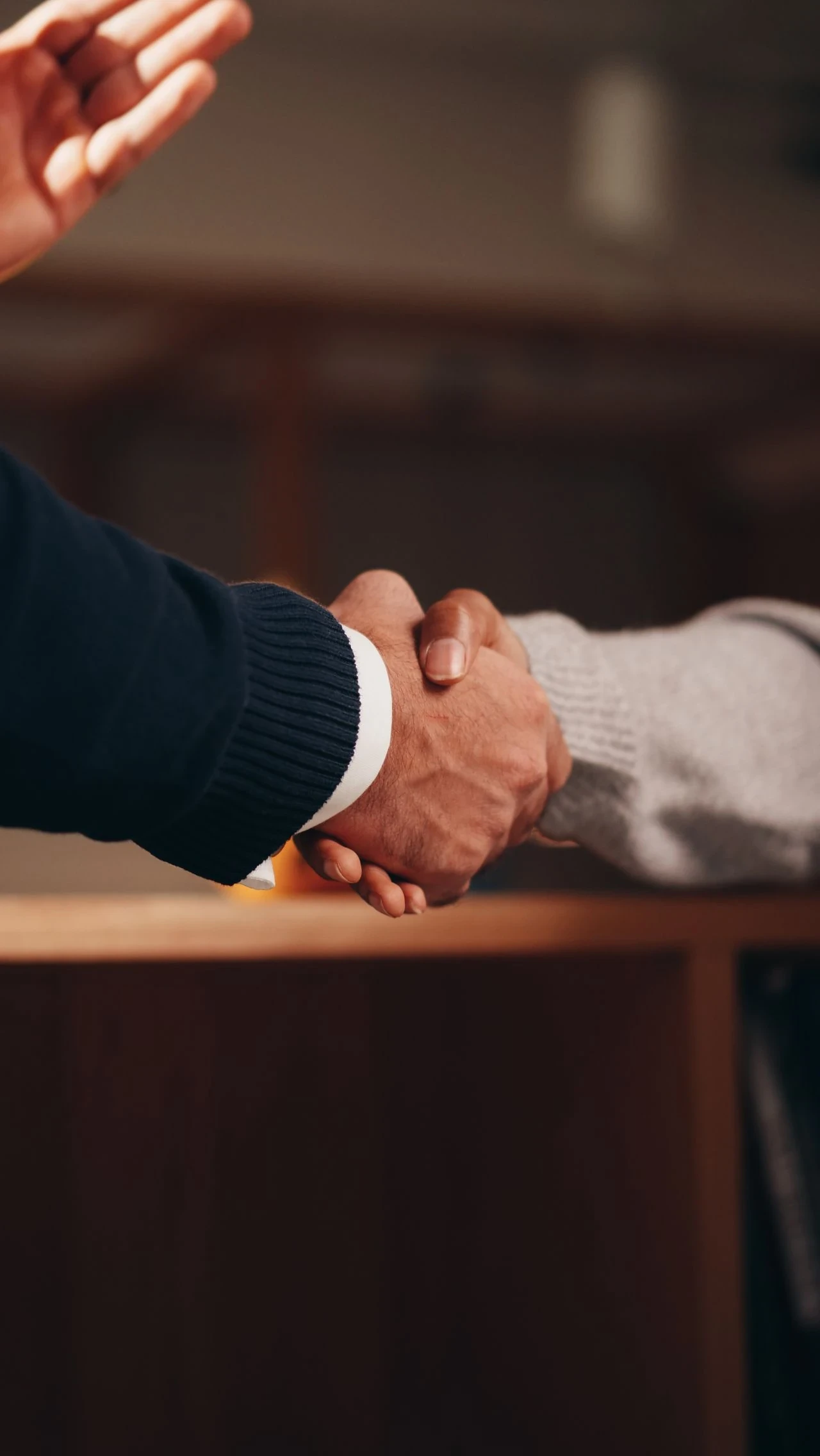 deux personnes se serrent la main pour conclure un accord de cession d'entreprise