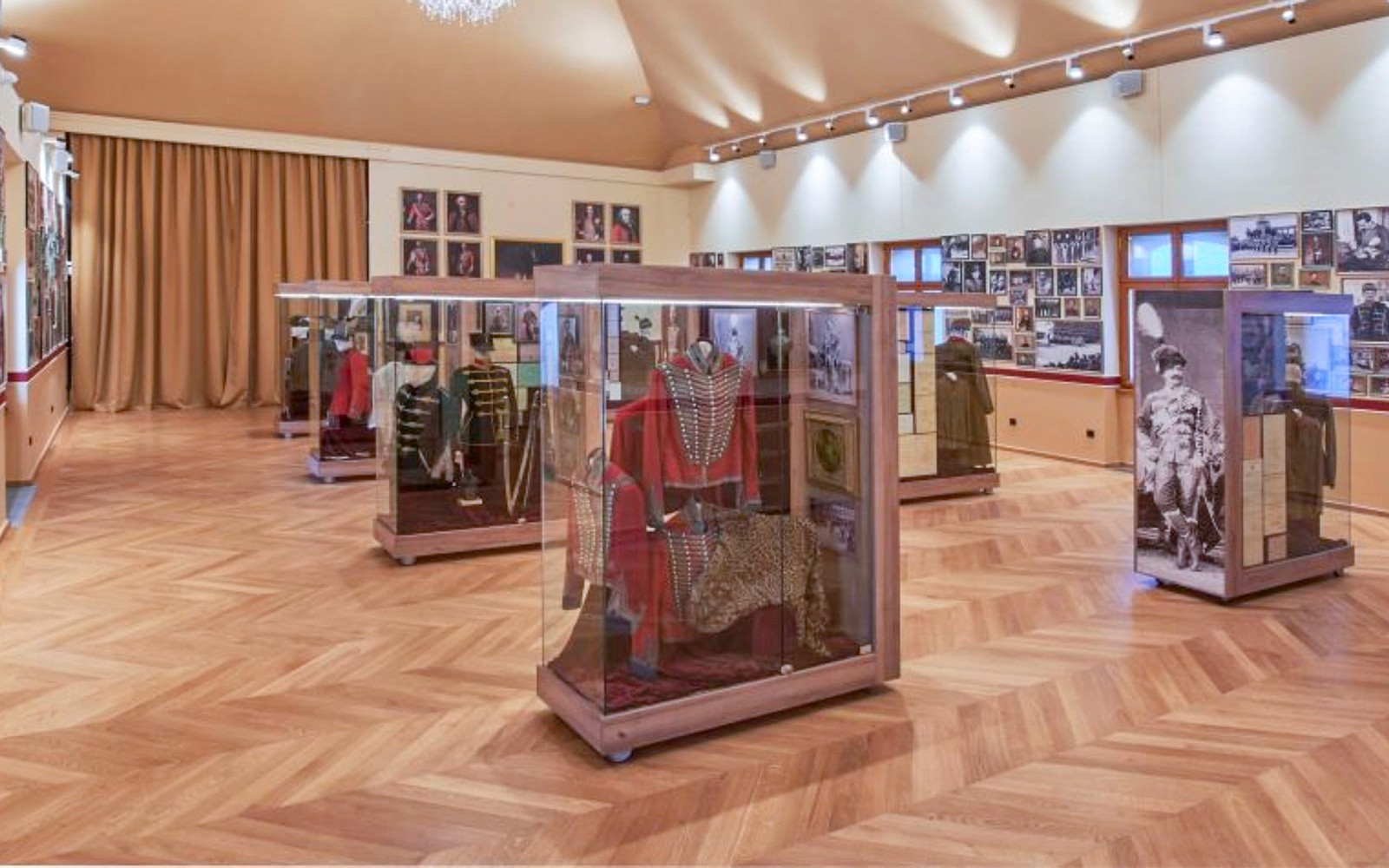 Uniformer fra den ungarske kongevakten utstilt på Riding Hall-utstillingen i Budapest.