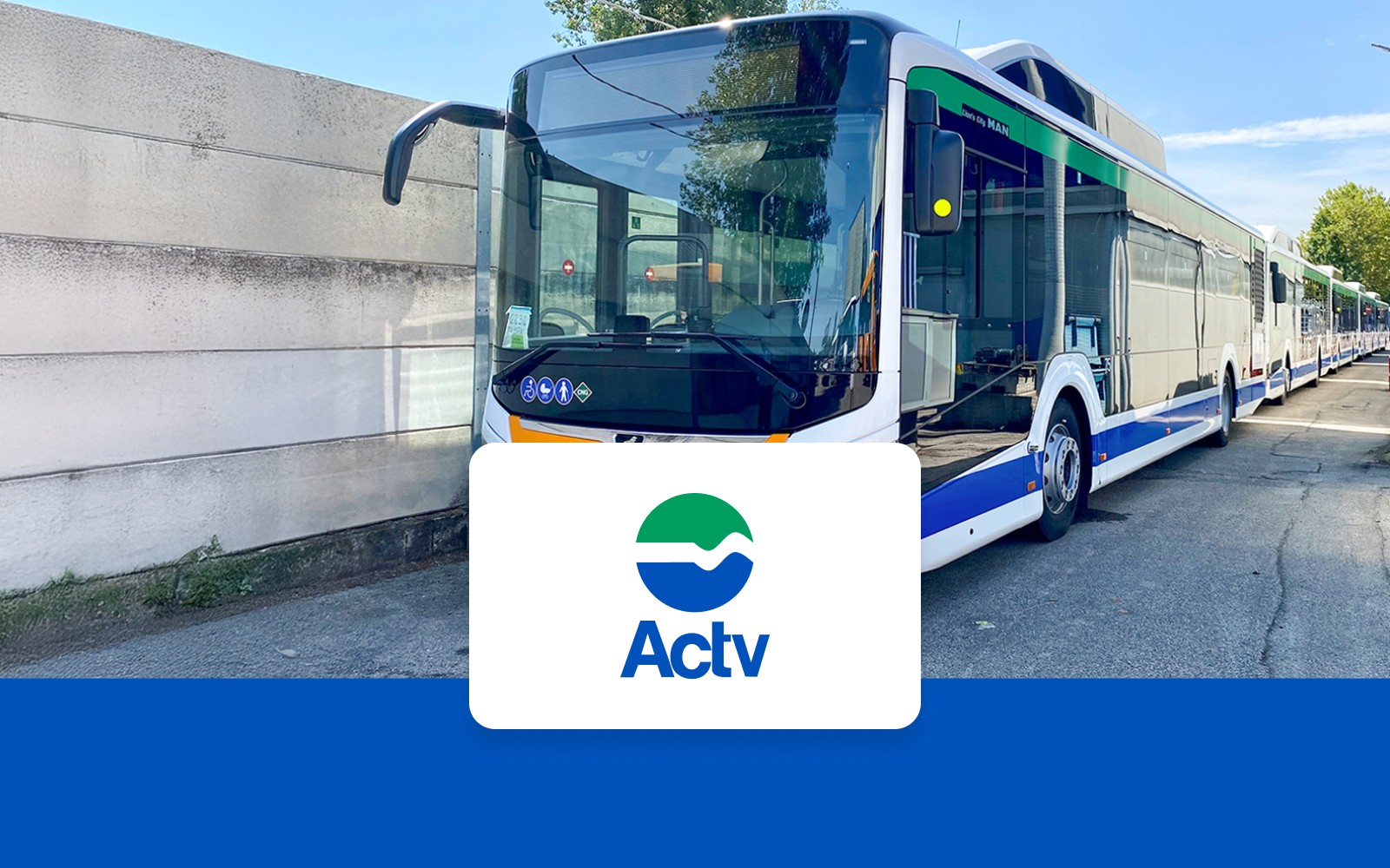 אוטובוס ה-ACTV Aerobus חונה בוונציה עבור שירות הסעות.