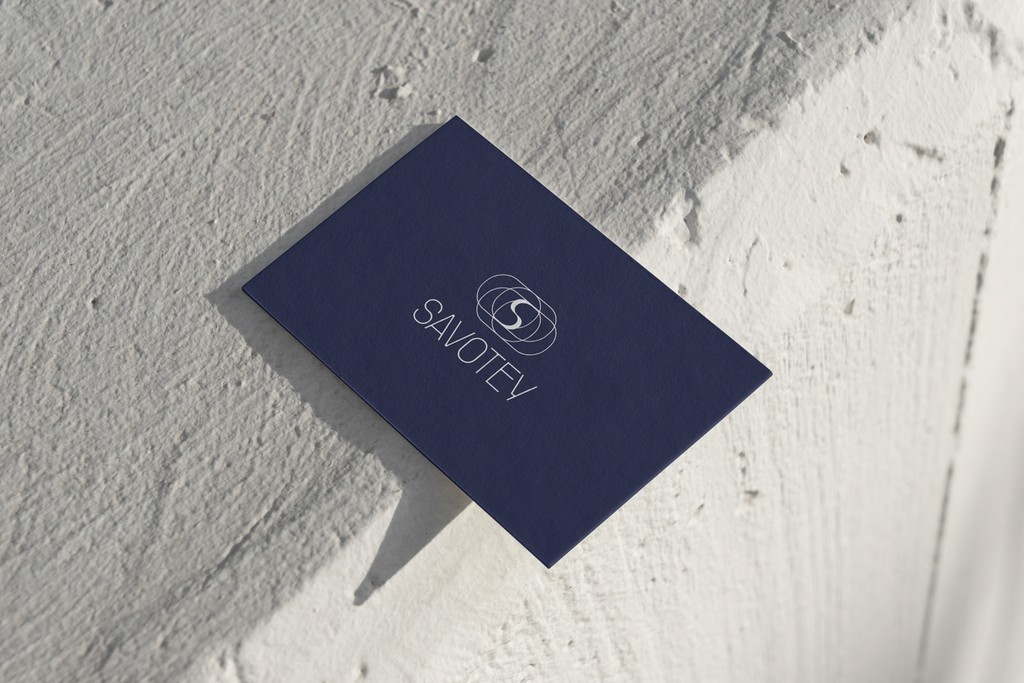 Signalétique intérieure du restaurant Au fil du goût, design graphique clair et moderne. Typographie lisible et éléments graphiques organisés pour faciliter la circulation et renforcer l’identité visuelle.