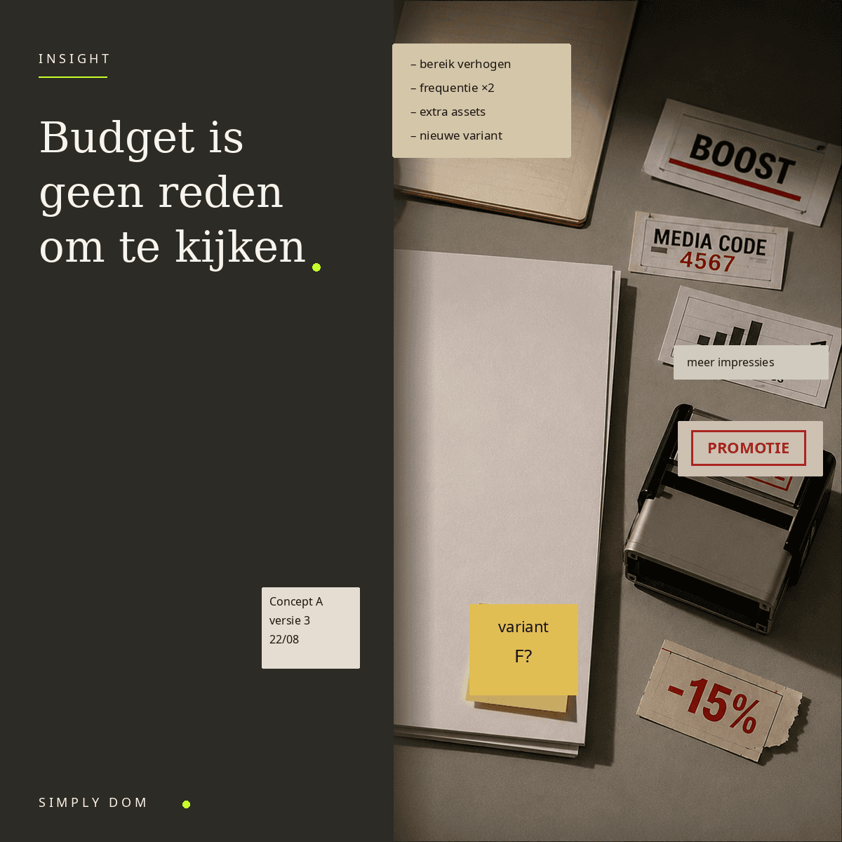 Editoriaal stilleven met een stapel papier als centraal contentwerk, eromheen compensatielabels: boost, meer impressies, promotie, min vijftien procent. Kop: Budget is geen reden om te kijken.