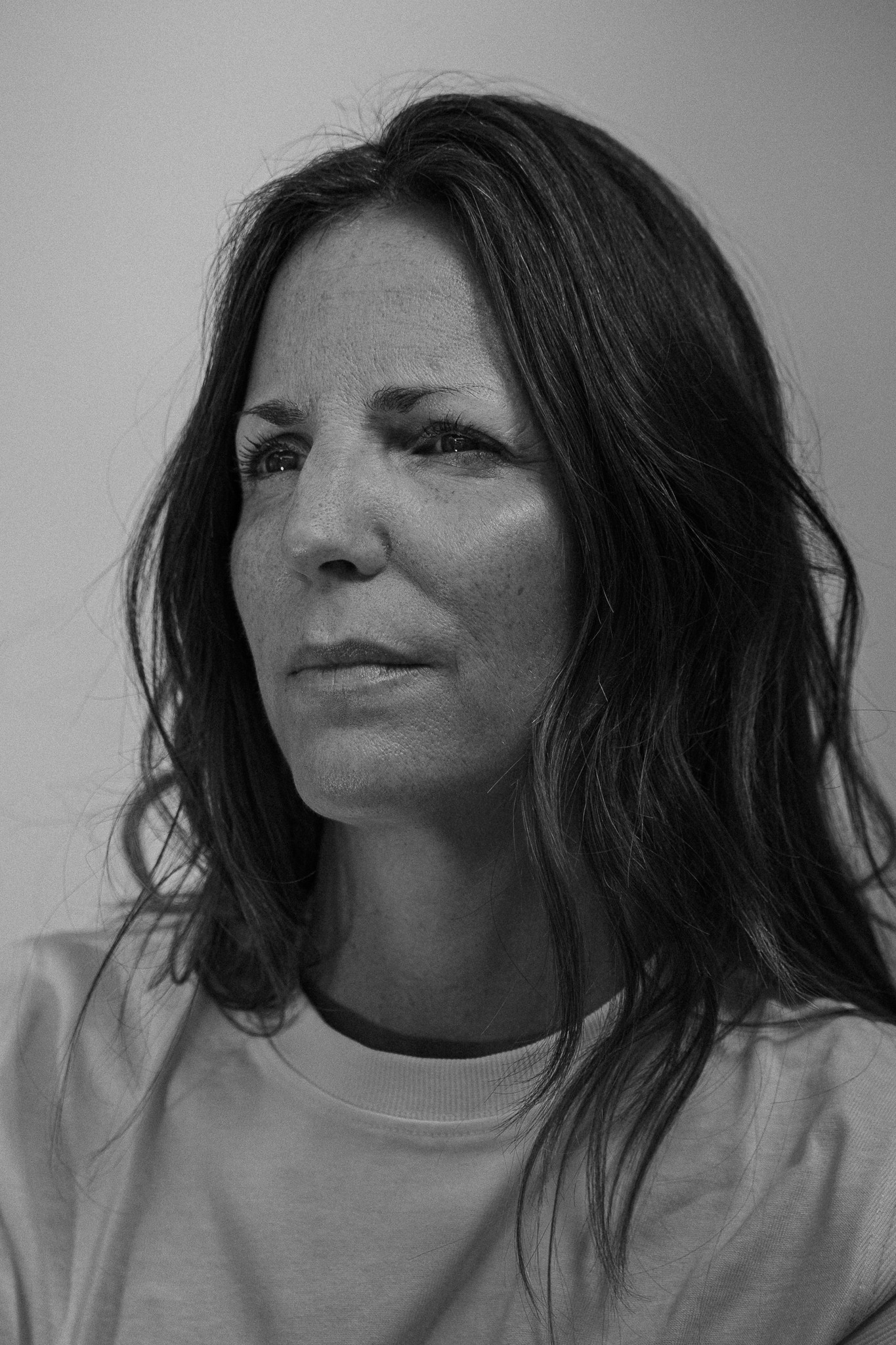 Portrait en noir et blanc d’une femme lors d’un shooting photo, photographie de portrait par Robin Masson